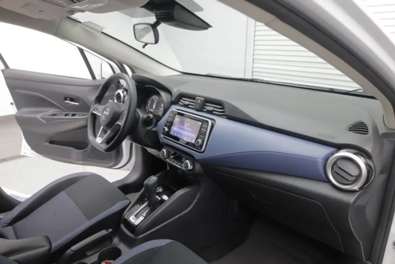 Nissan Versa снимка Nissan Versa