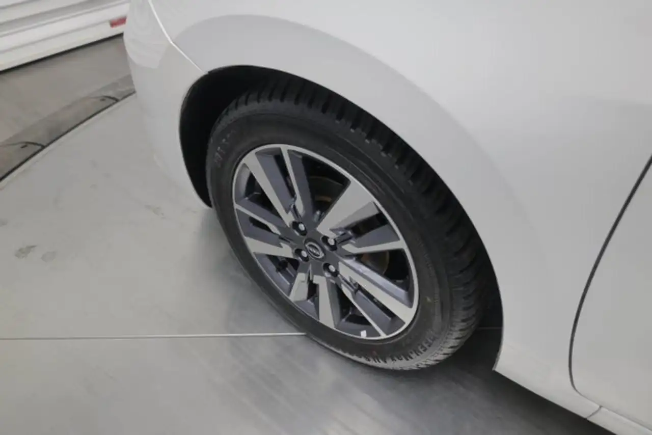 Nissan Versa снимка Nissan Versa