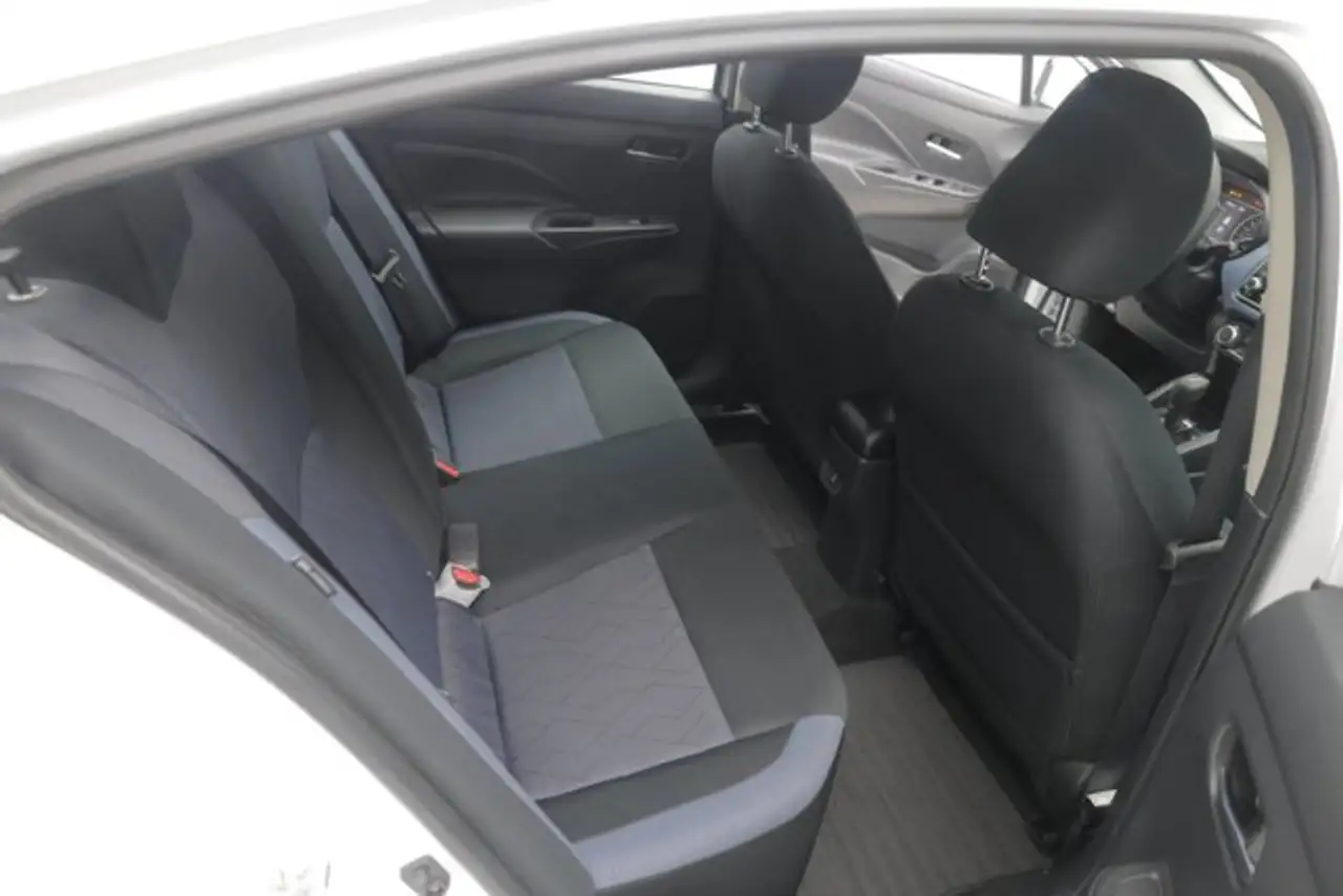 Nissan Versa снимка Nissan Versa