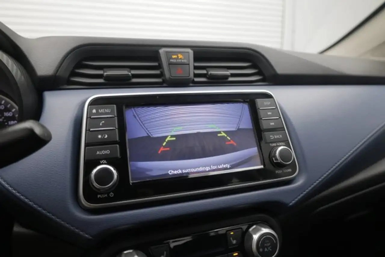 Nissan Versa снимка Nissan Versa