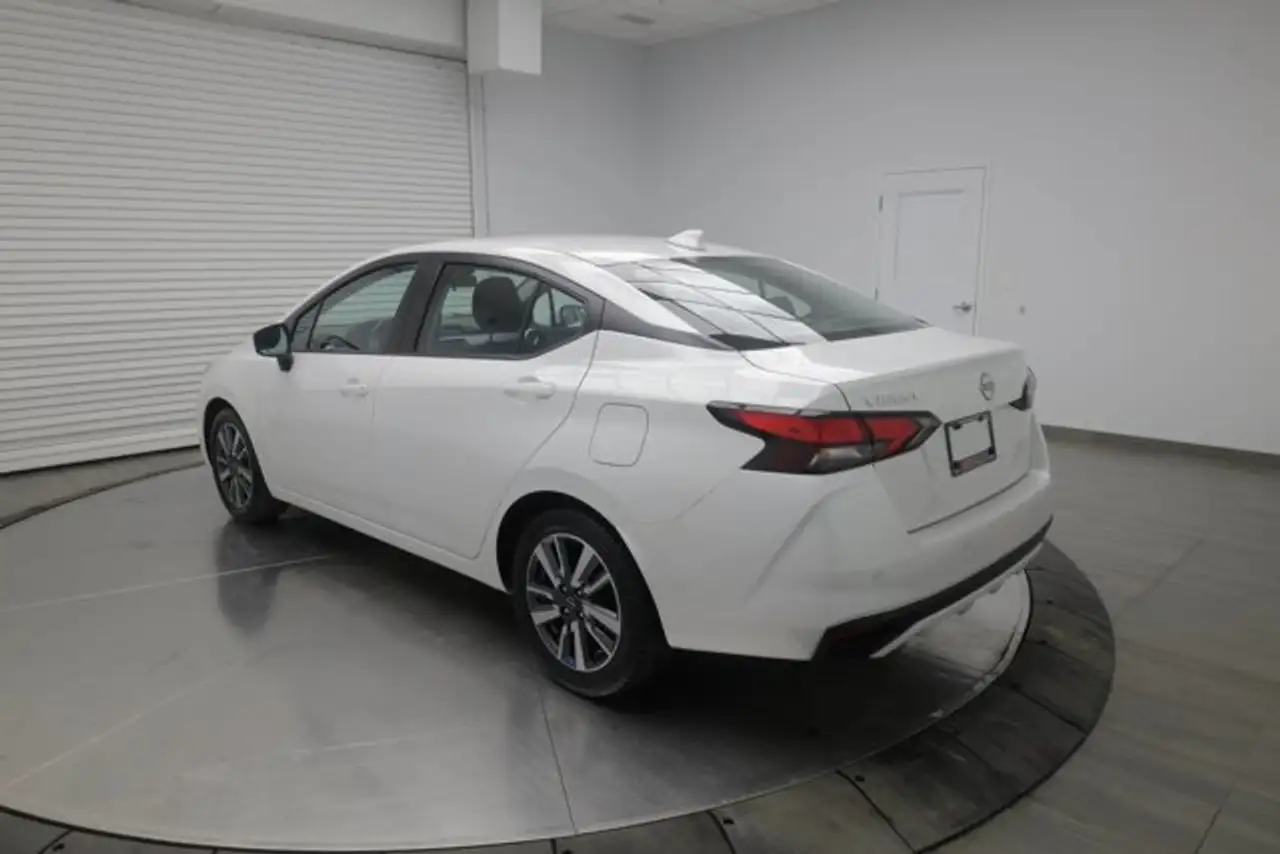 Nissan Versa снимка Nissan Versa