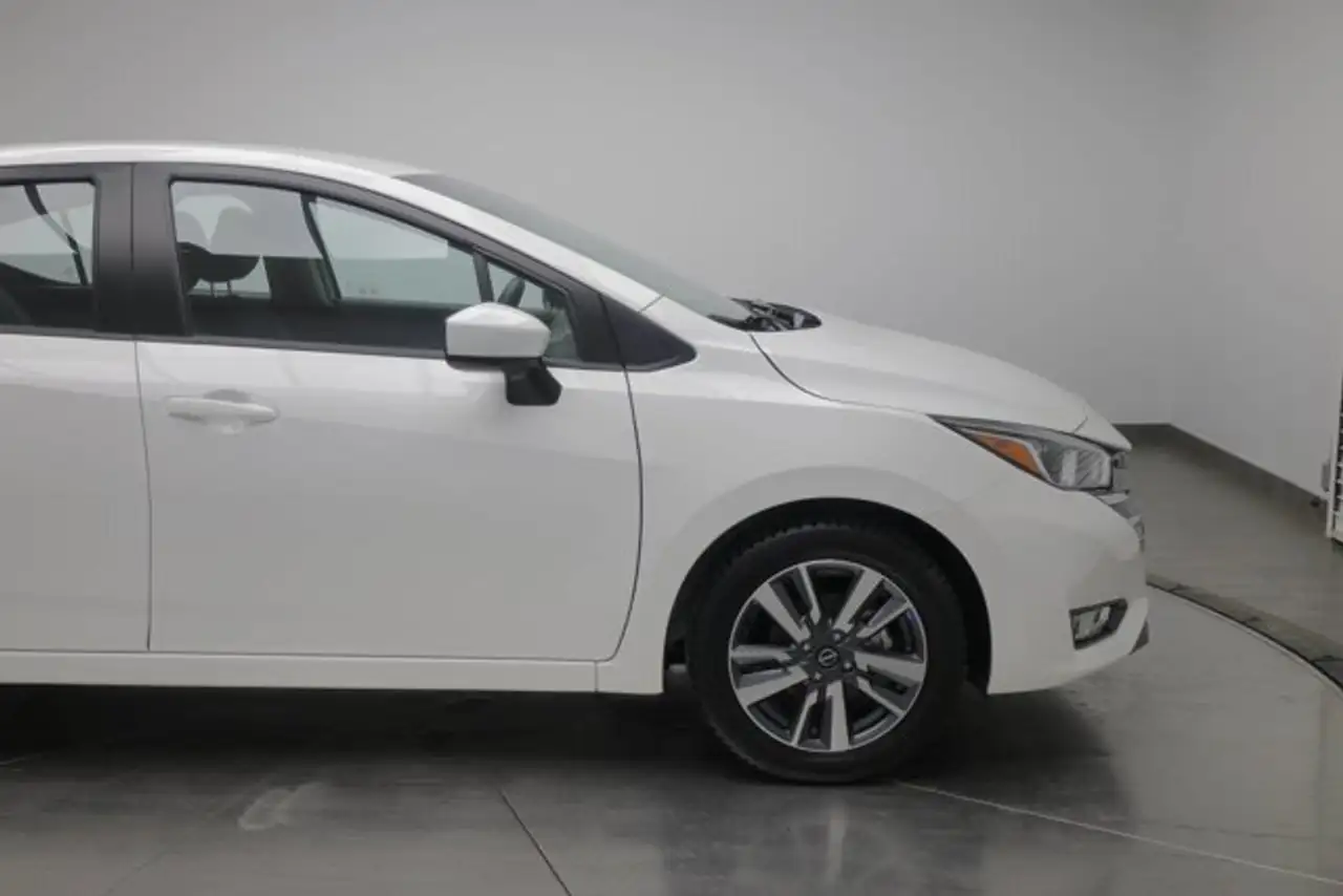 Nissan Versa снимка Nissan Versa