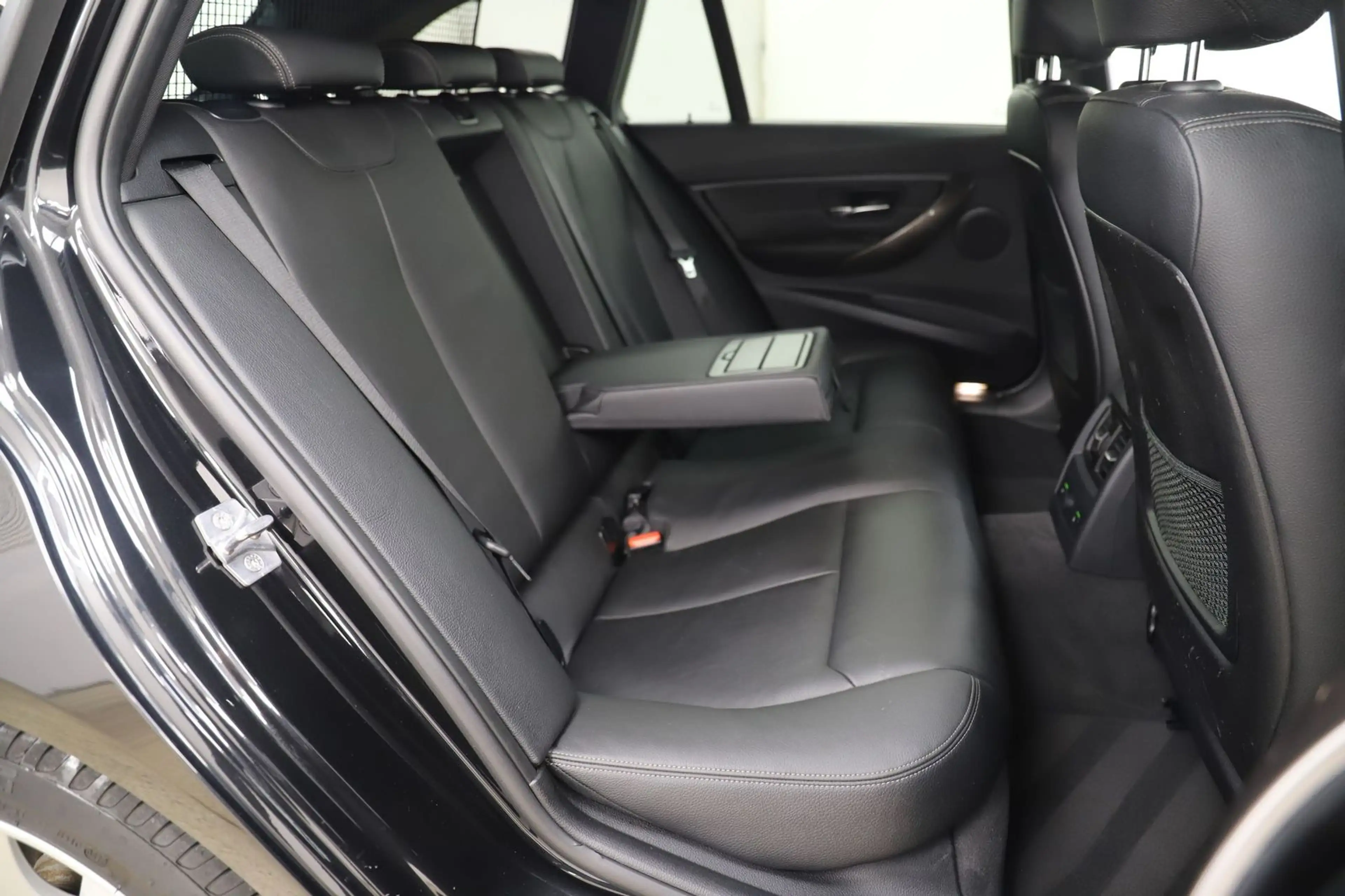 BMW 335 i 3.0 306PS xDrive Modern 4xSHZ HUD 1.Hand — photo 12