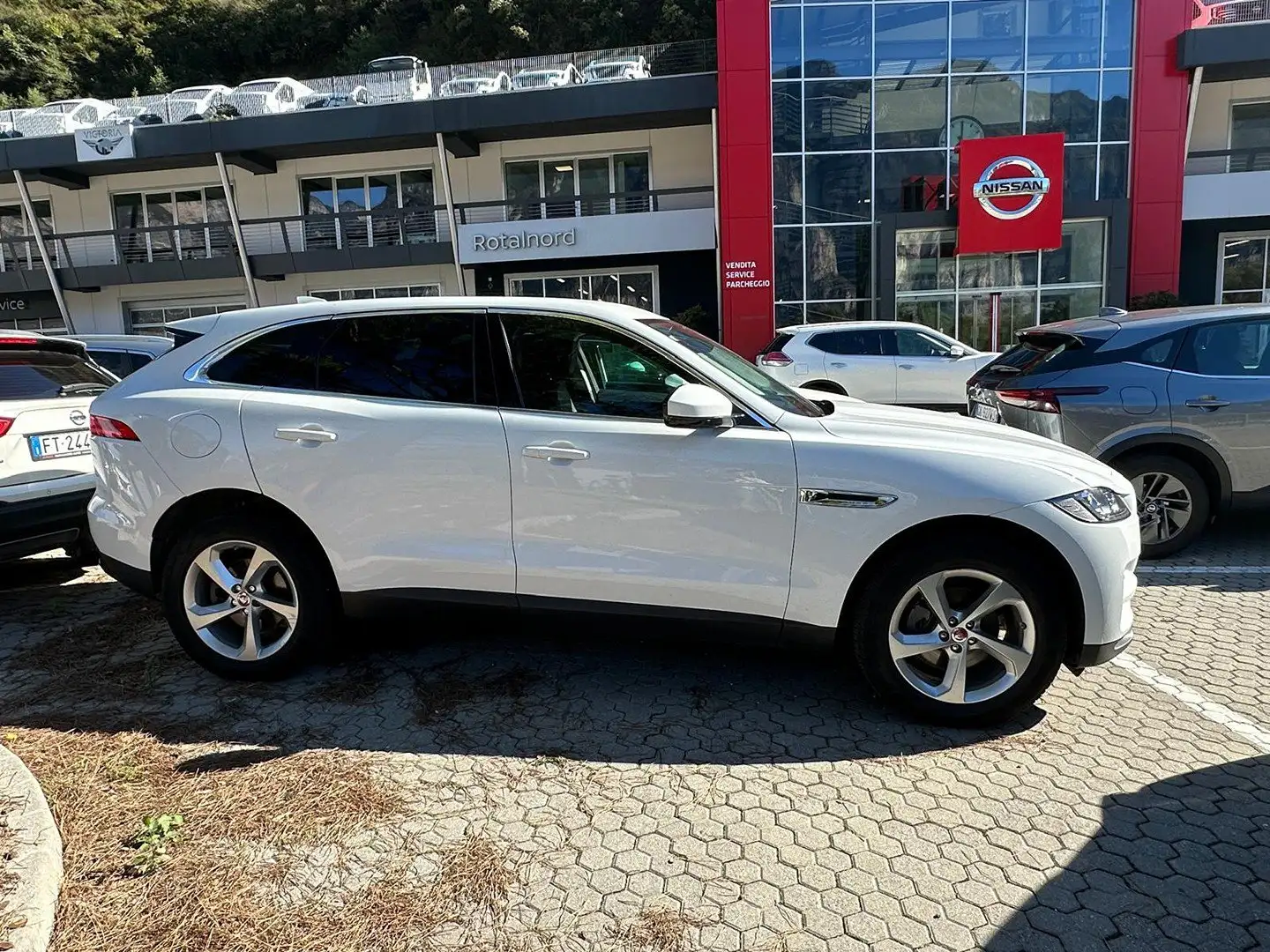 Jaguar F-Pace 2.0 D I4 180cv Prestige AWD Auto my20 2123510 Bianco - 2