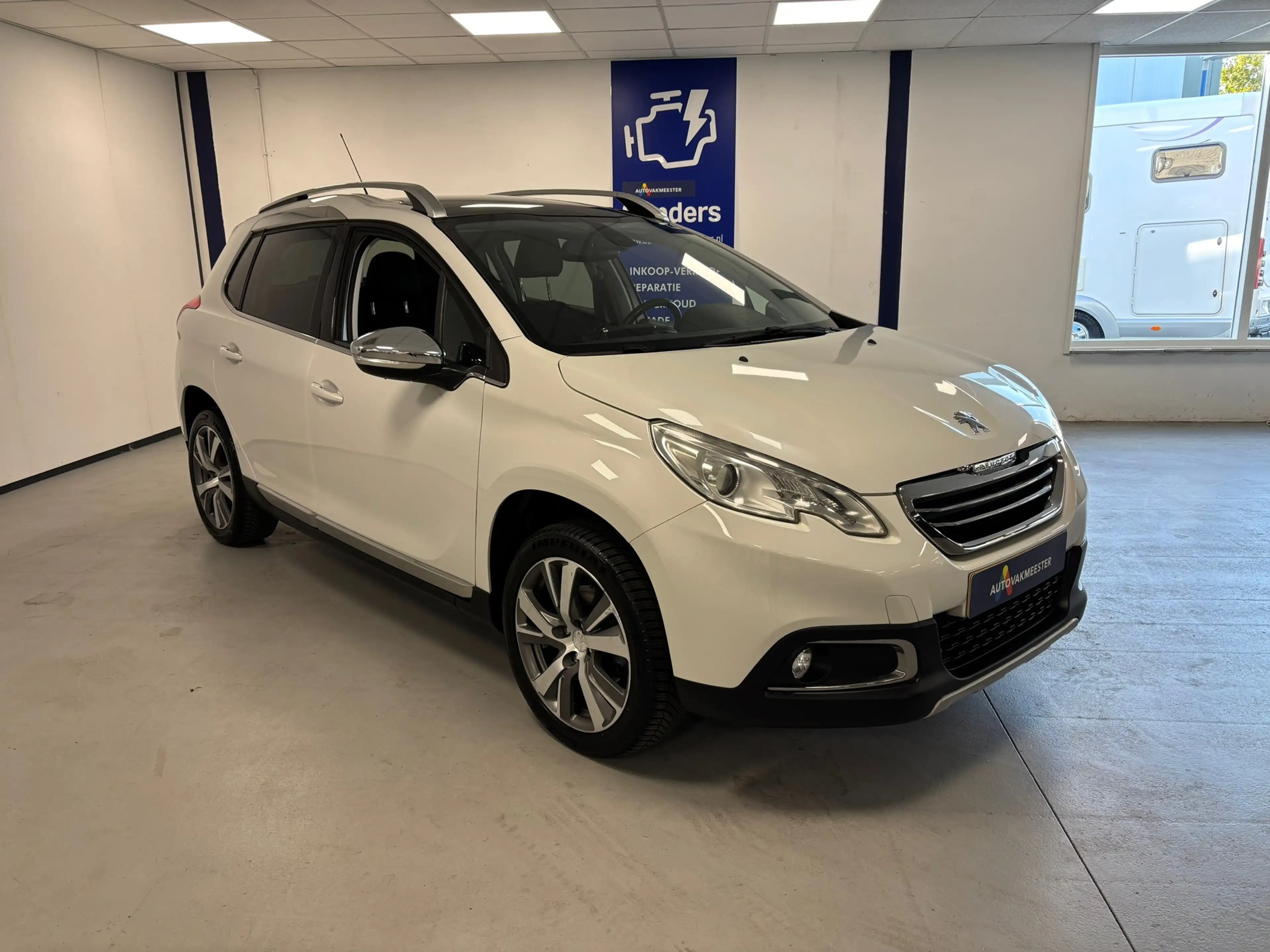 Peugeot 2008 1.2 PureTech Allure — photo 3