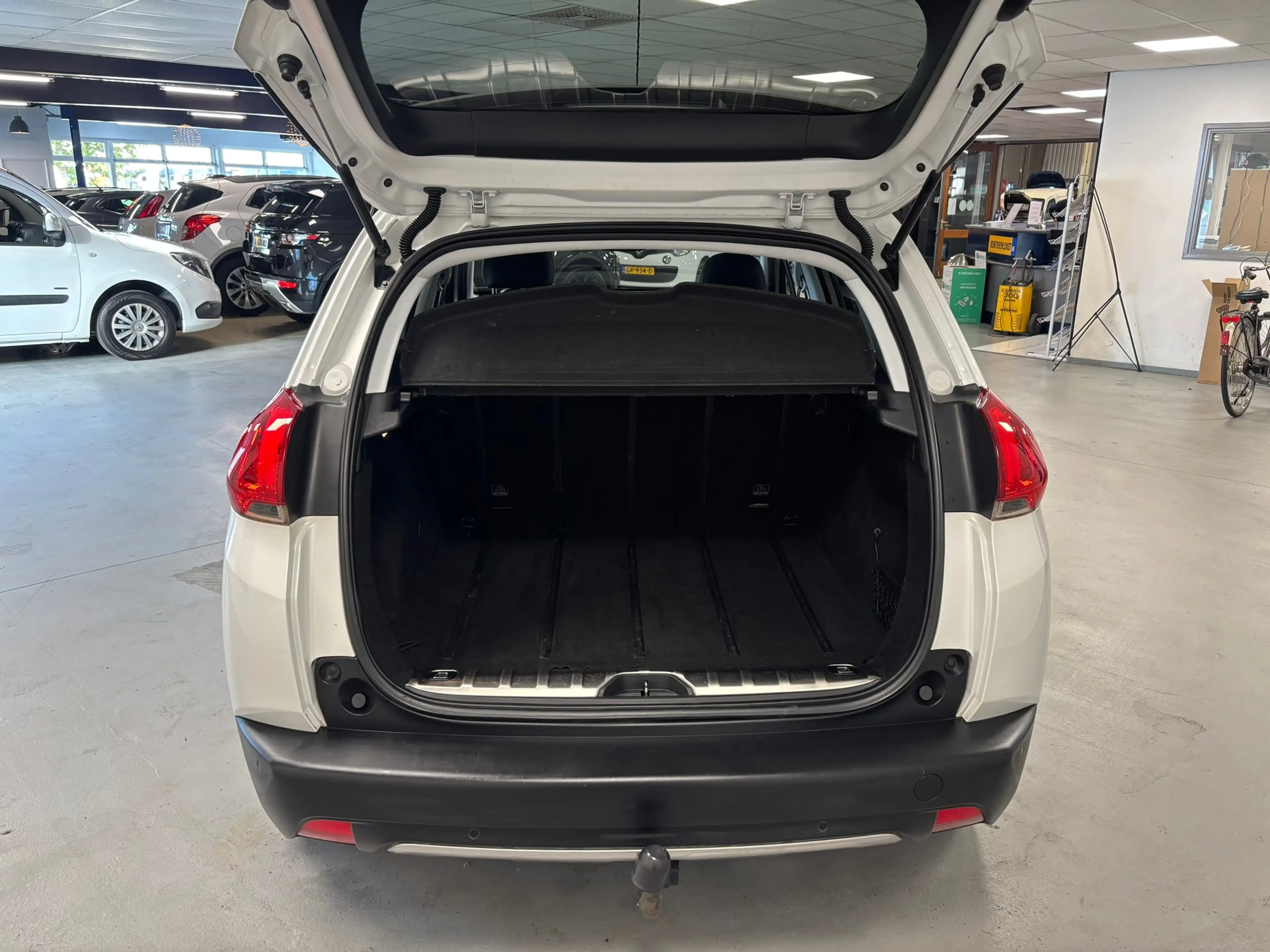Peugeot 2008 1.2 PureTech Allure — photo 7