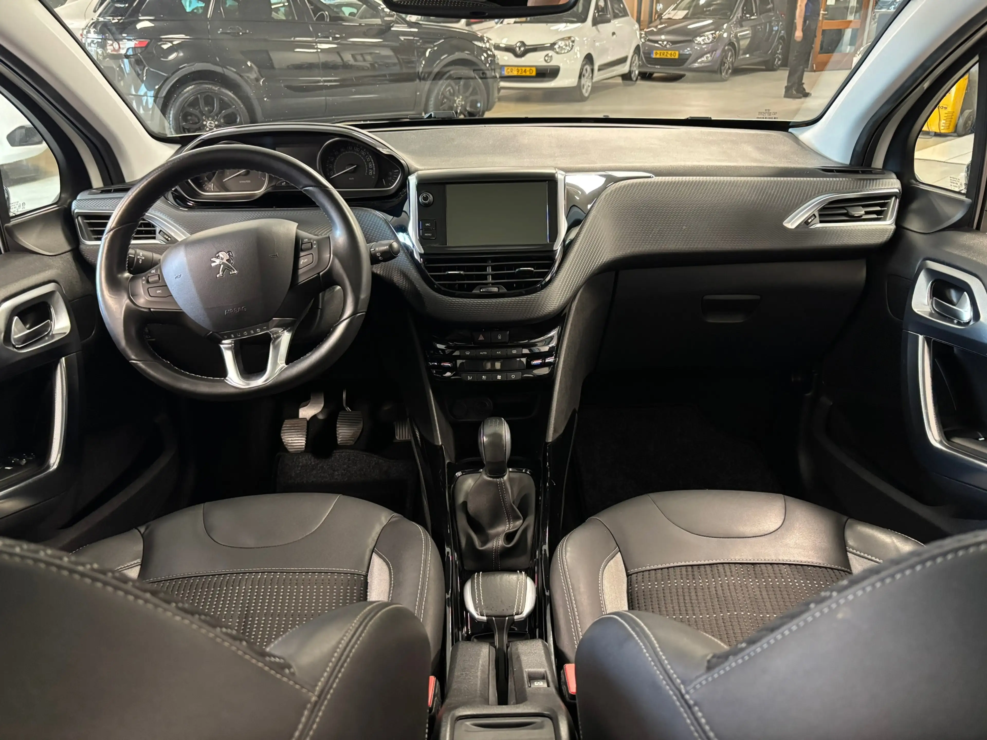 Peugeot 2008 1.2 PureTech Allure — photo 10
