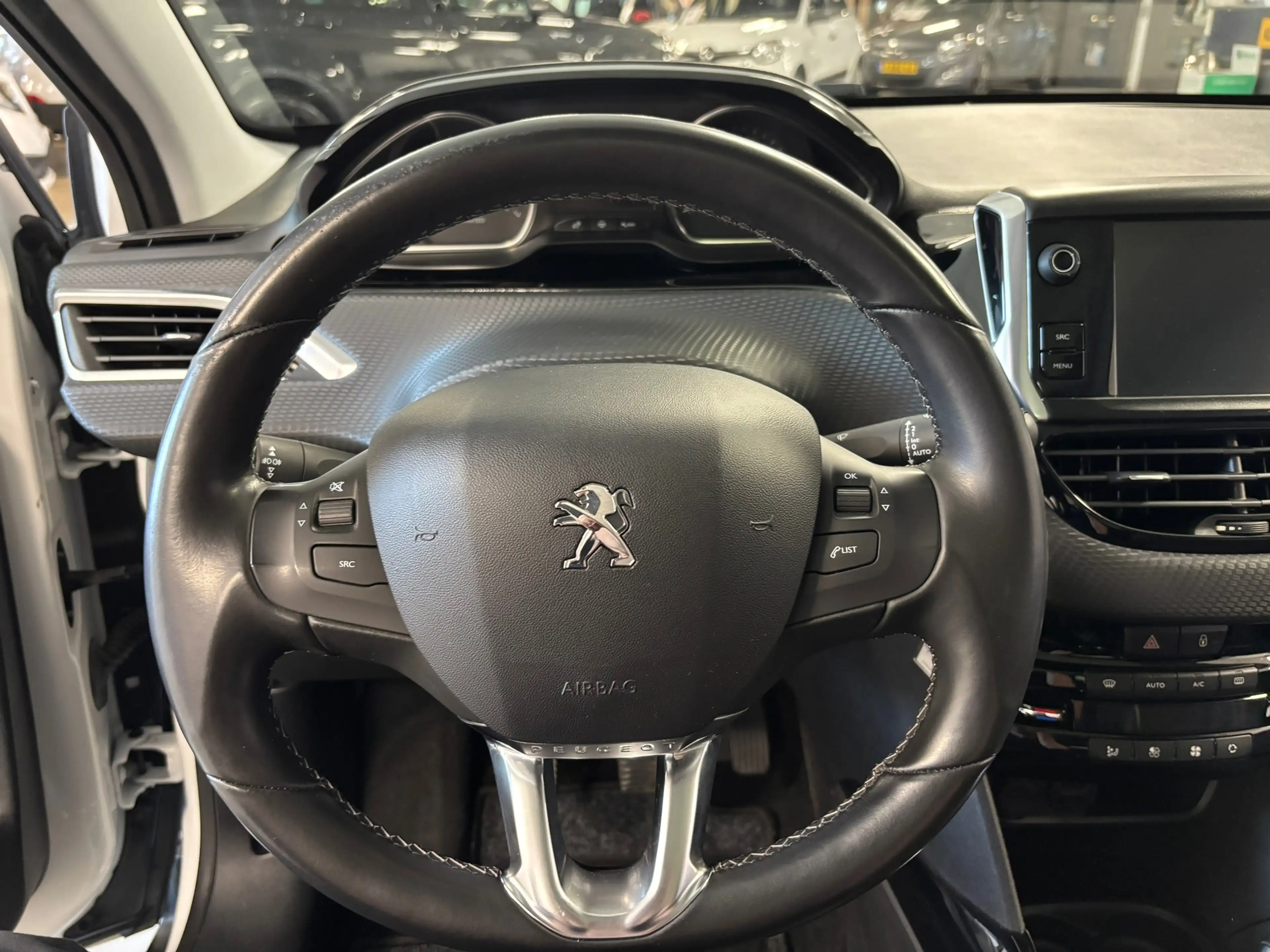 Peugeot 2008 1.2 PureTech Allure — photo 12