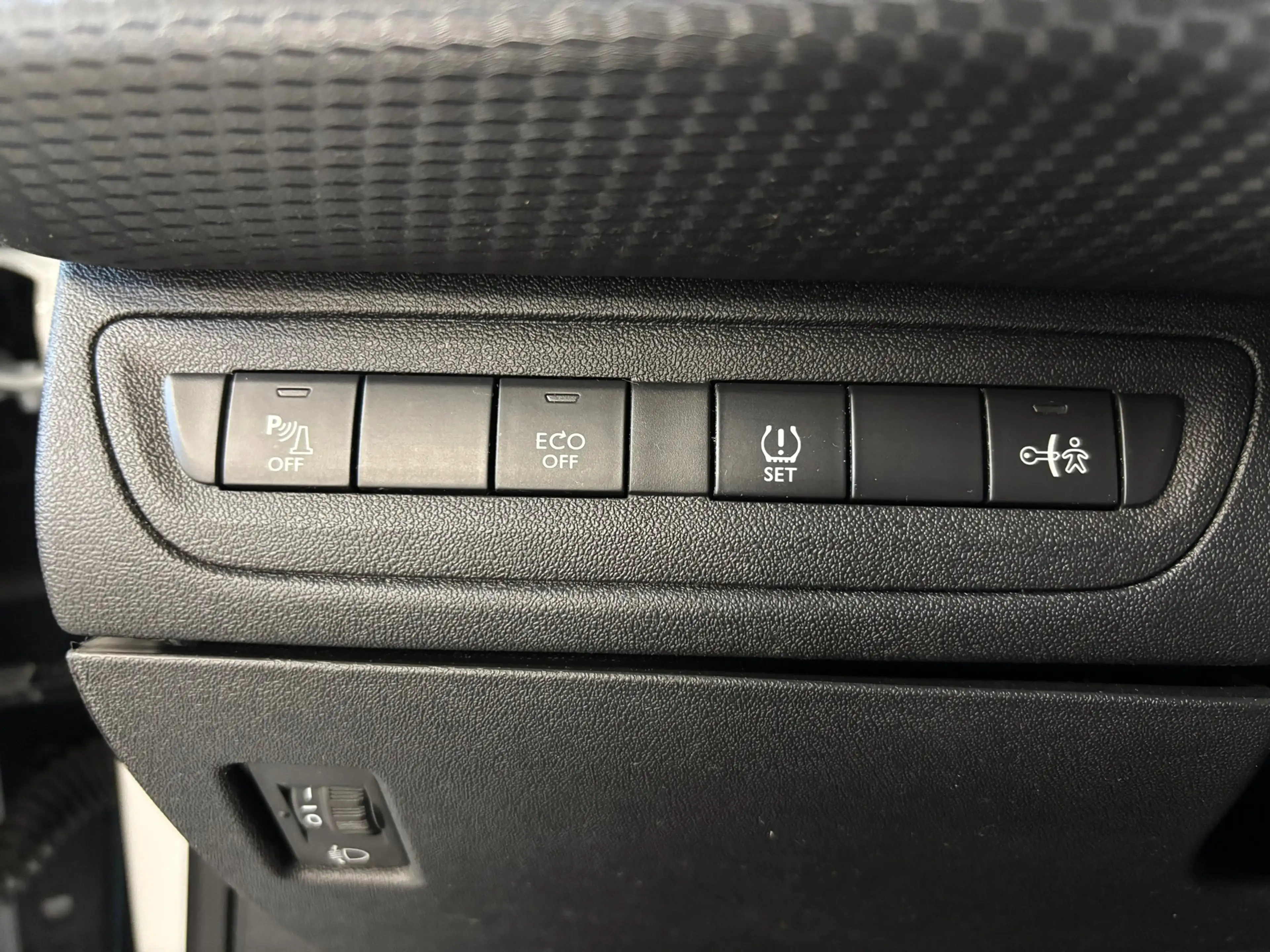 Peugeot 2008 1.2 PureTech Allure — photo 15
