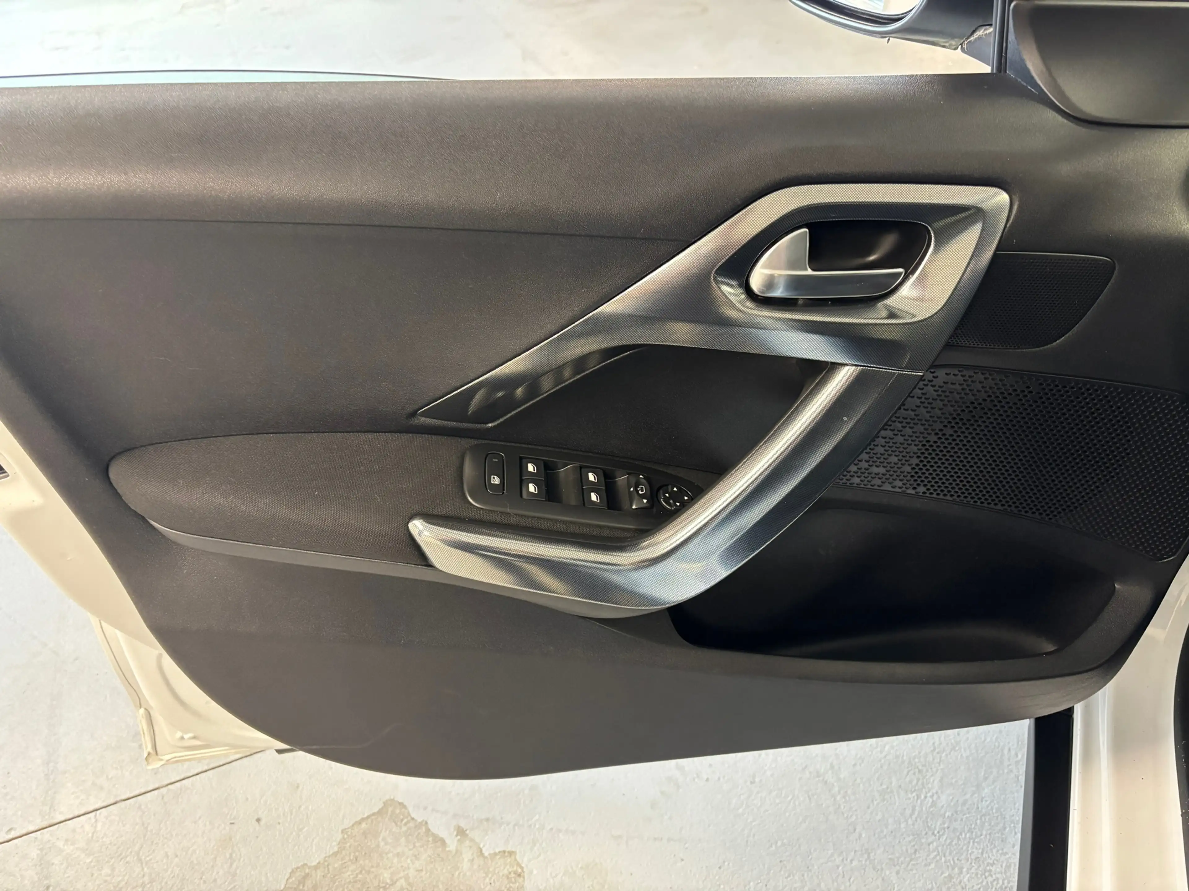 Peugeot 2008 1.2 PureTech Allure — photo 14