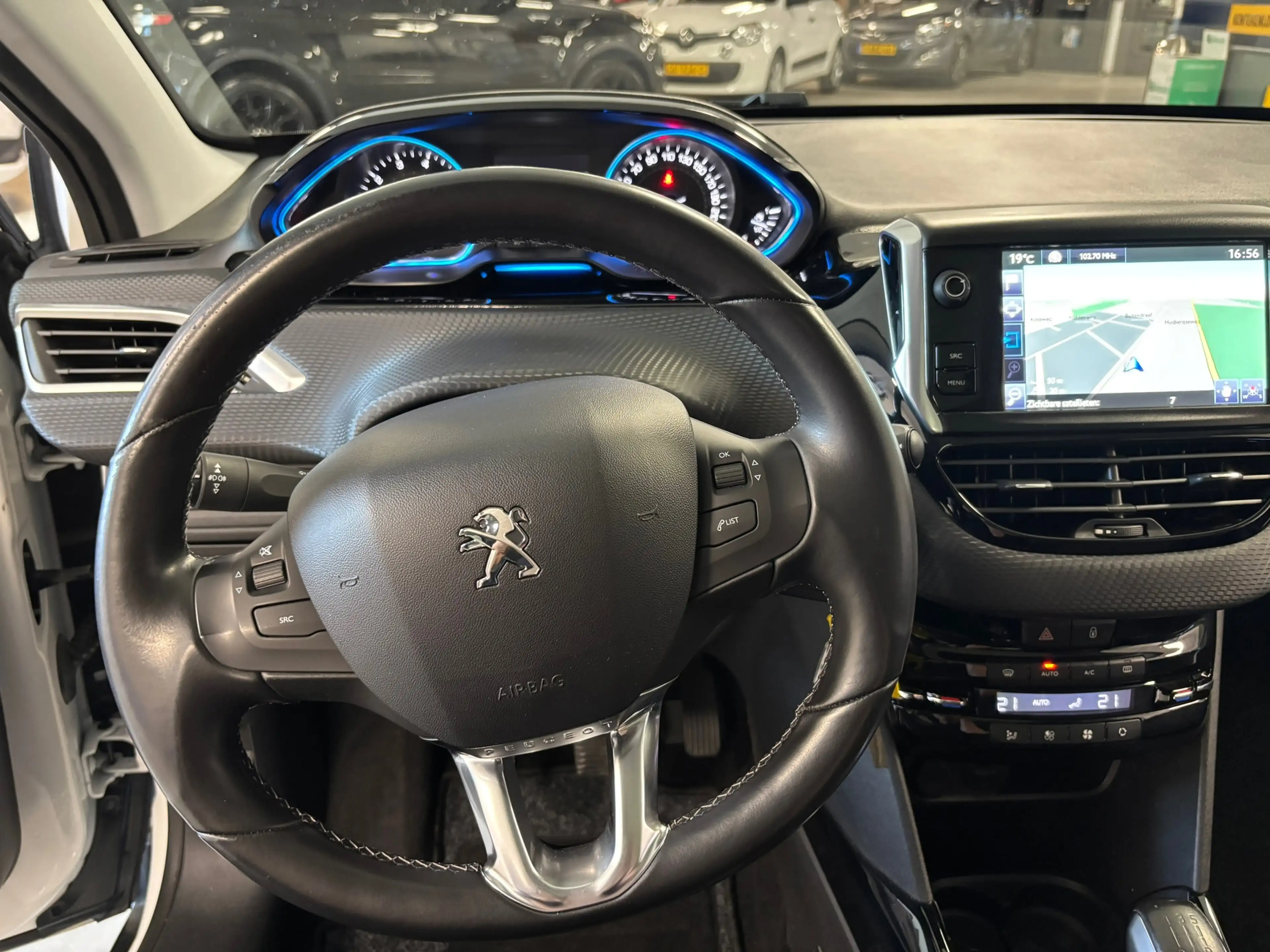 Peugeot 2008 1.2 PureTech Allure — photo 11