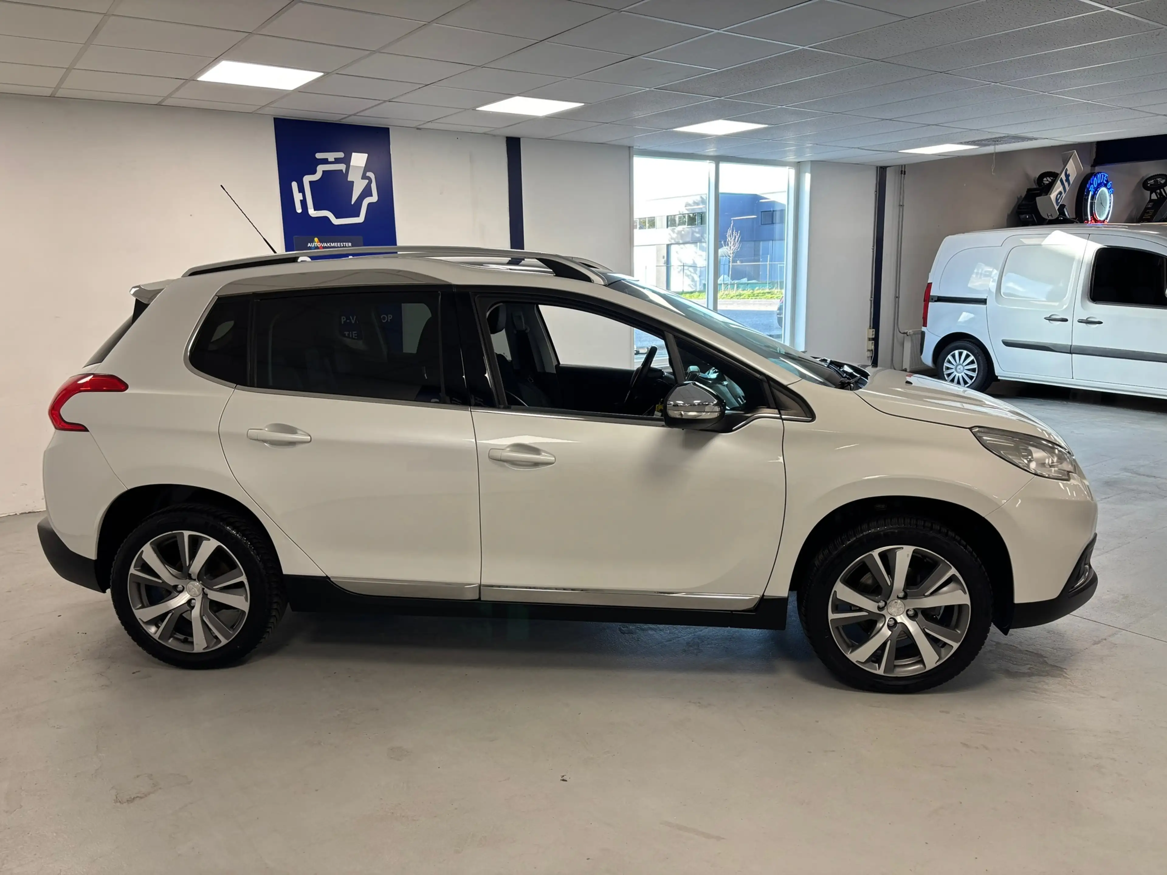 Peugeot 2008 1.2 PureTech Allure — photo 4