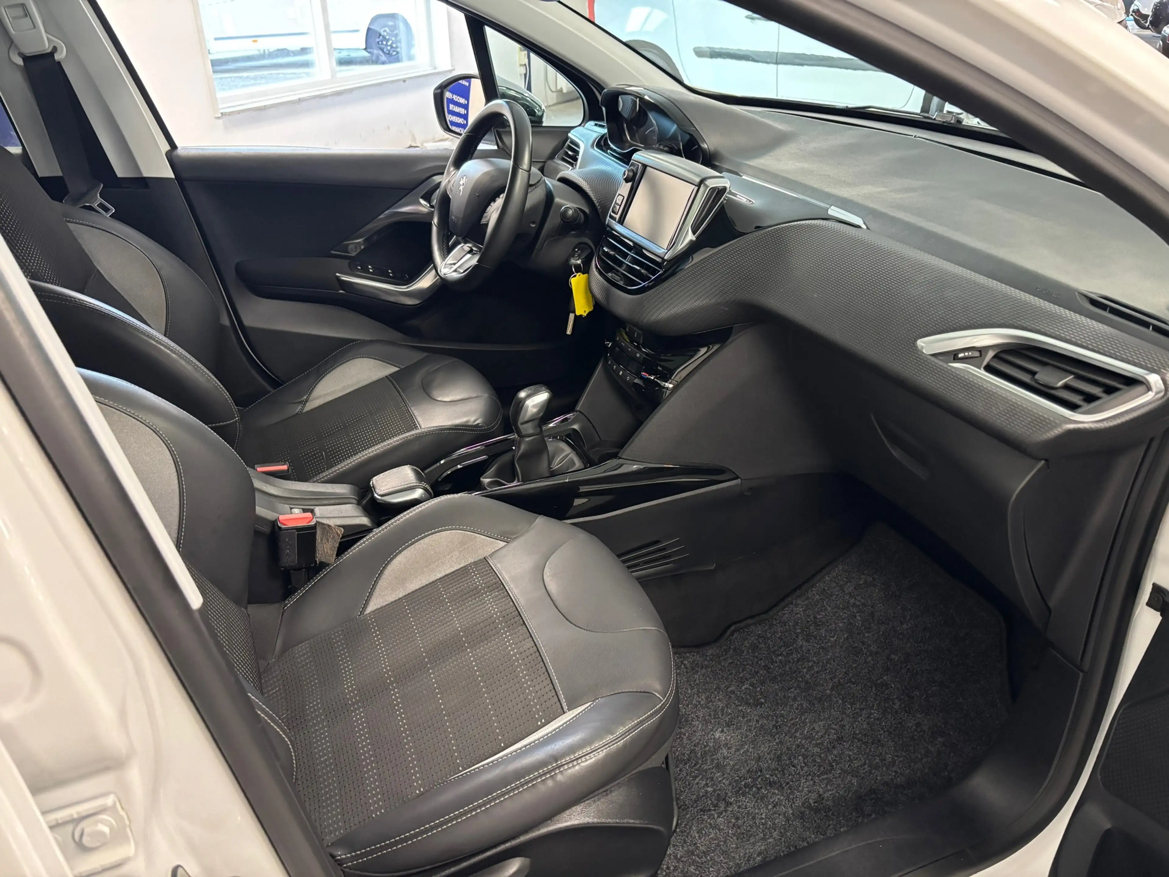 Peugeot 2008 1.2 PureTech Allure — photo 9