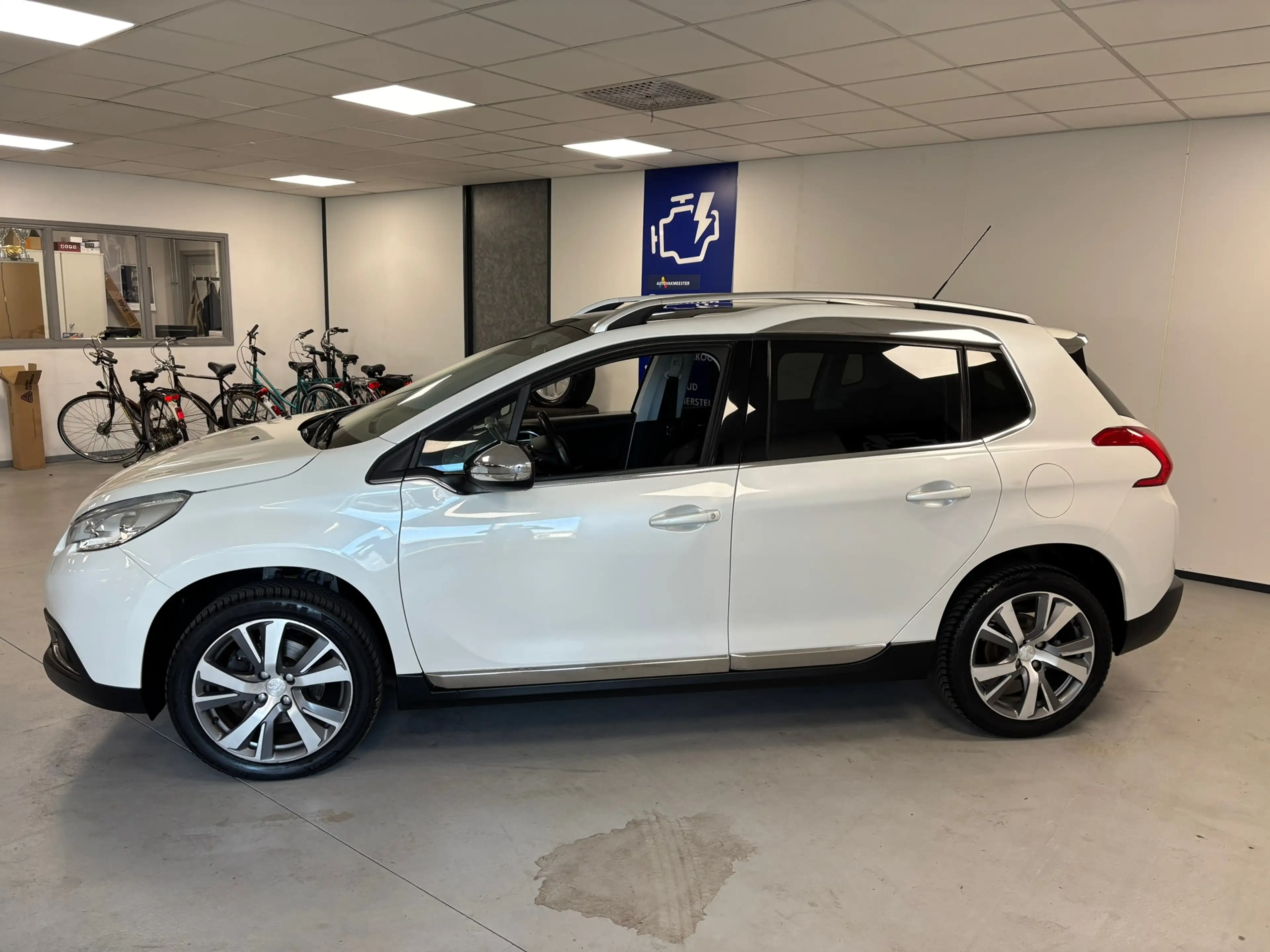 Peugeot 2008 1.2 PureTech Allure — photo 5