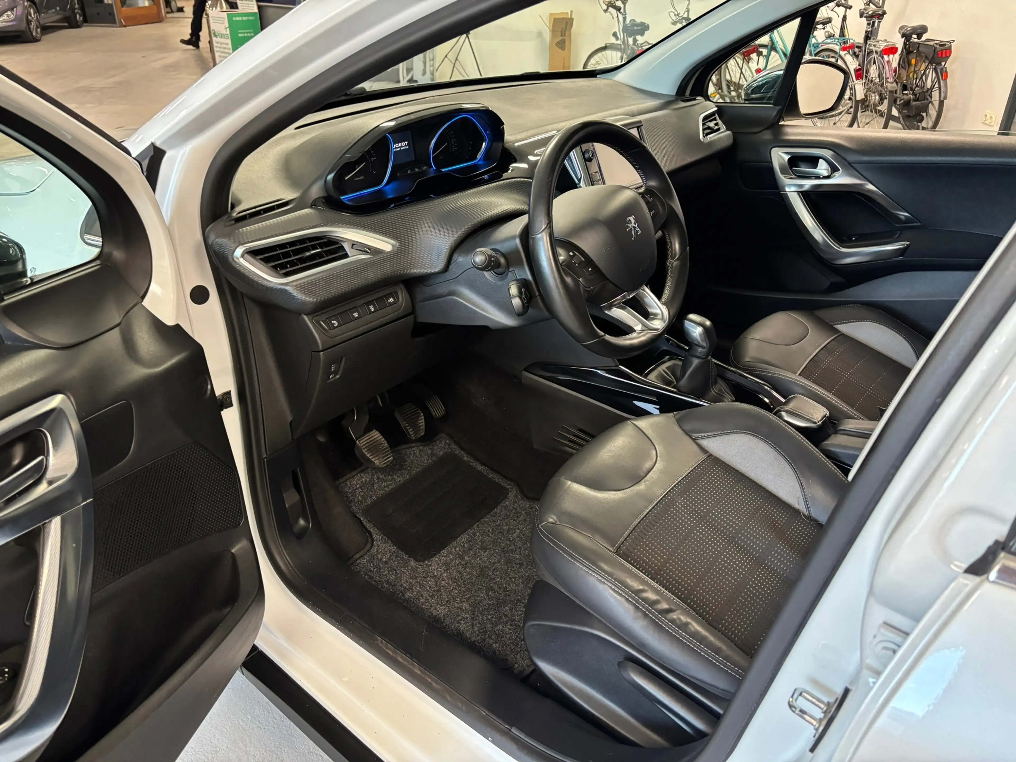 Peugeot 2008 1.2 PureTech Allure — photo 8