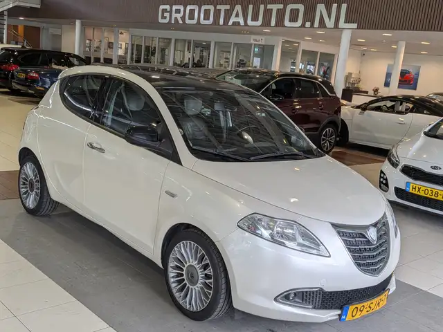 Lancia Ypsilon 0.9 TwinAir Platinum Automaat Panoramadak, Airco,