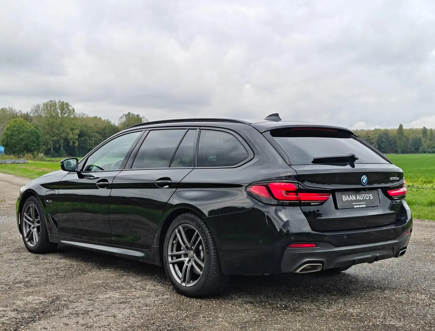 BMW 530 5-serie Touring 530e Business Edition Plus M-Sport Zwart - 2