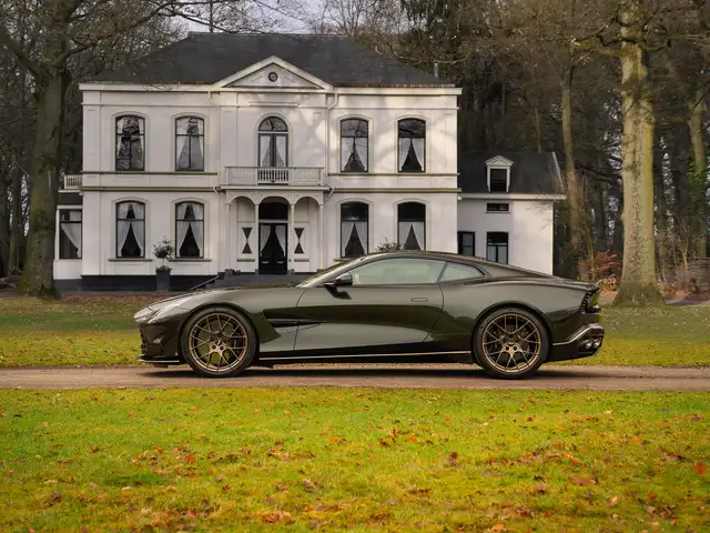 Aston Martin Vanquish | Minotaur Green | Bronze dreamlines | Carbon inte
