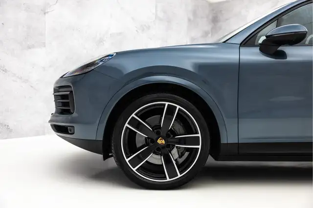 Porsche Cayenne view 9
