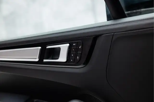 Porsche Cayenne view 25