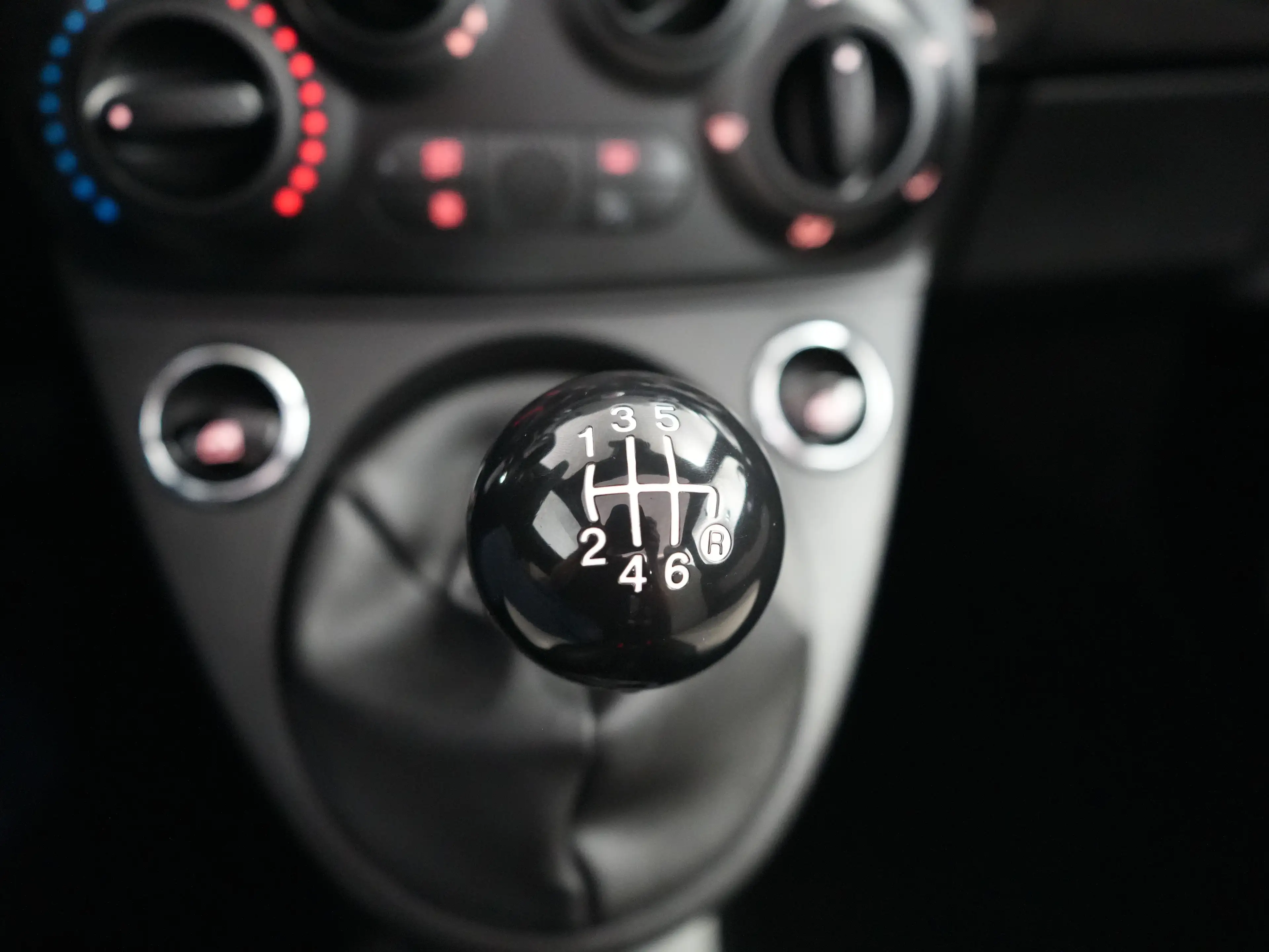 Fiat 500C 1.0 Hybrid Dolcevita | Achterbank in delen neerkla — photo 18
