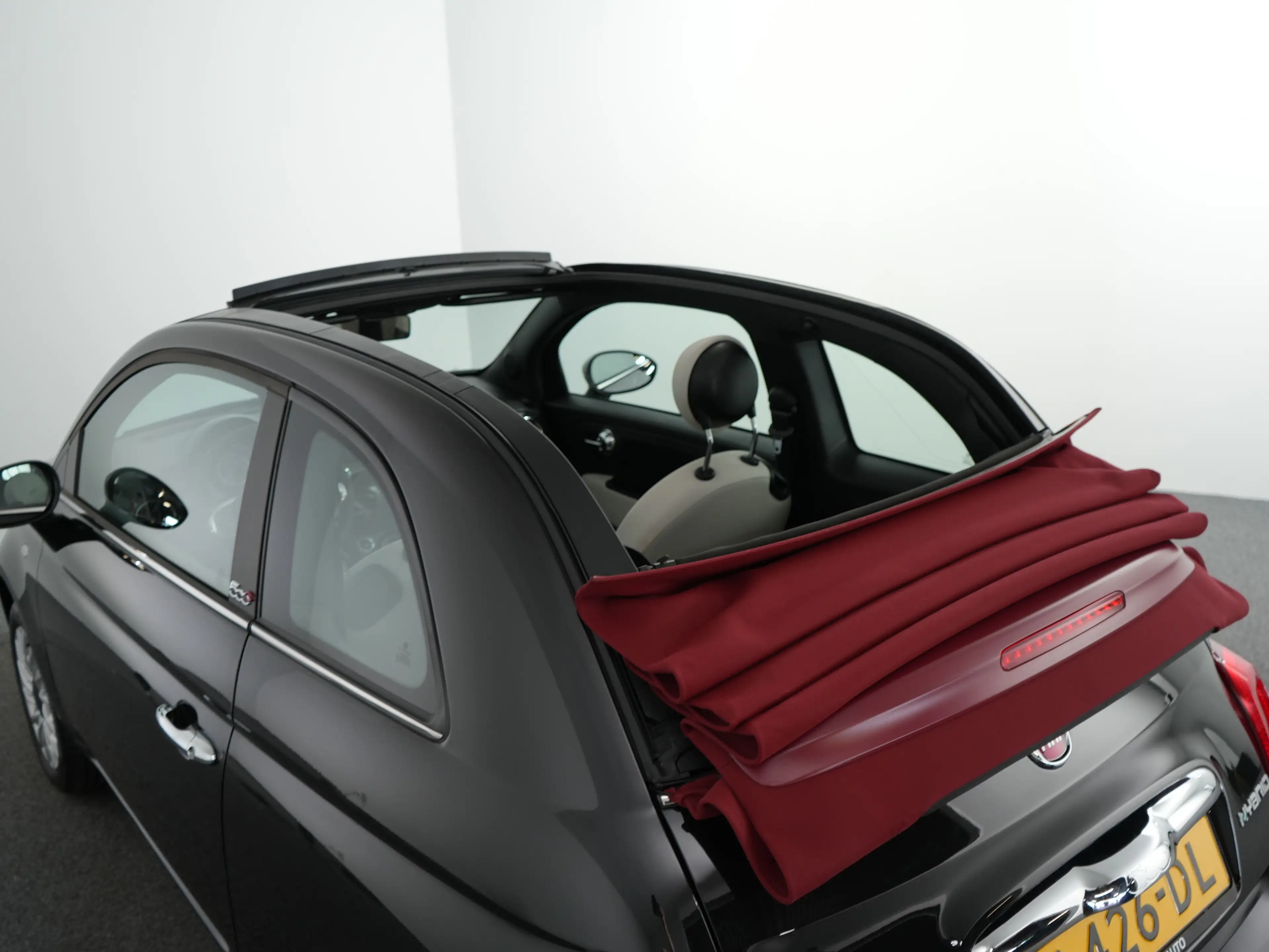 Fiat 500C 1.0 Hybrid Dolcevita | Achterbank in delen neerkla — photo 25