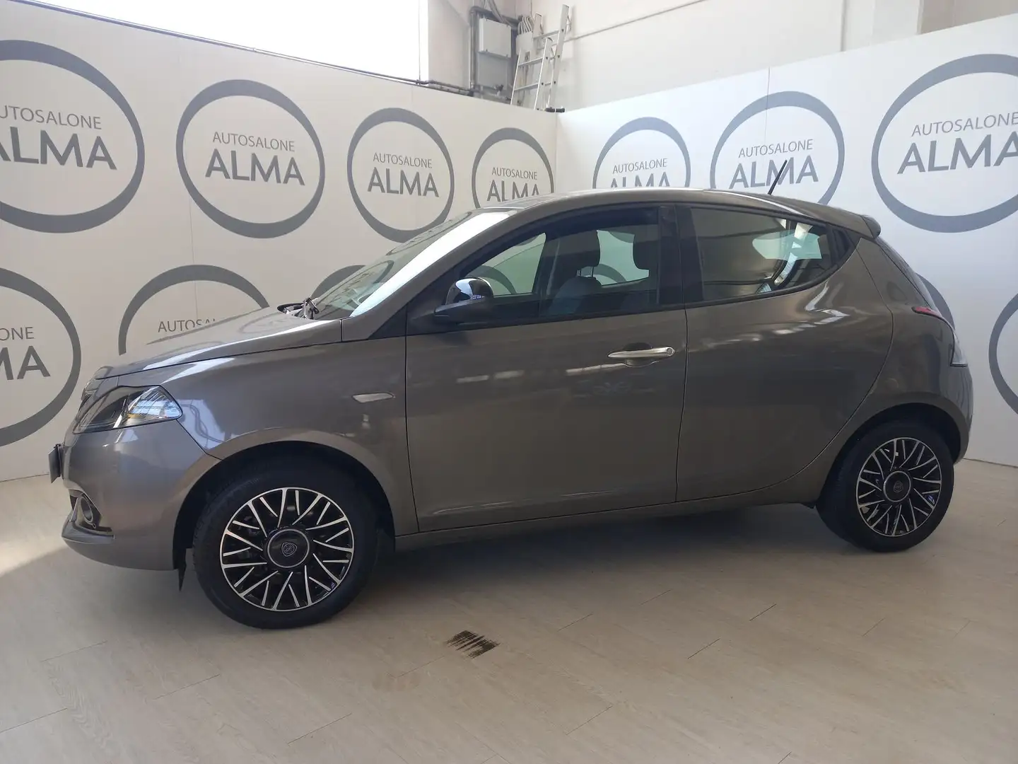 Lancia Ypsilon 1.0 FireFly 5 porte S&S Hybrid Platino Grau - 2