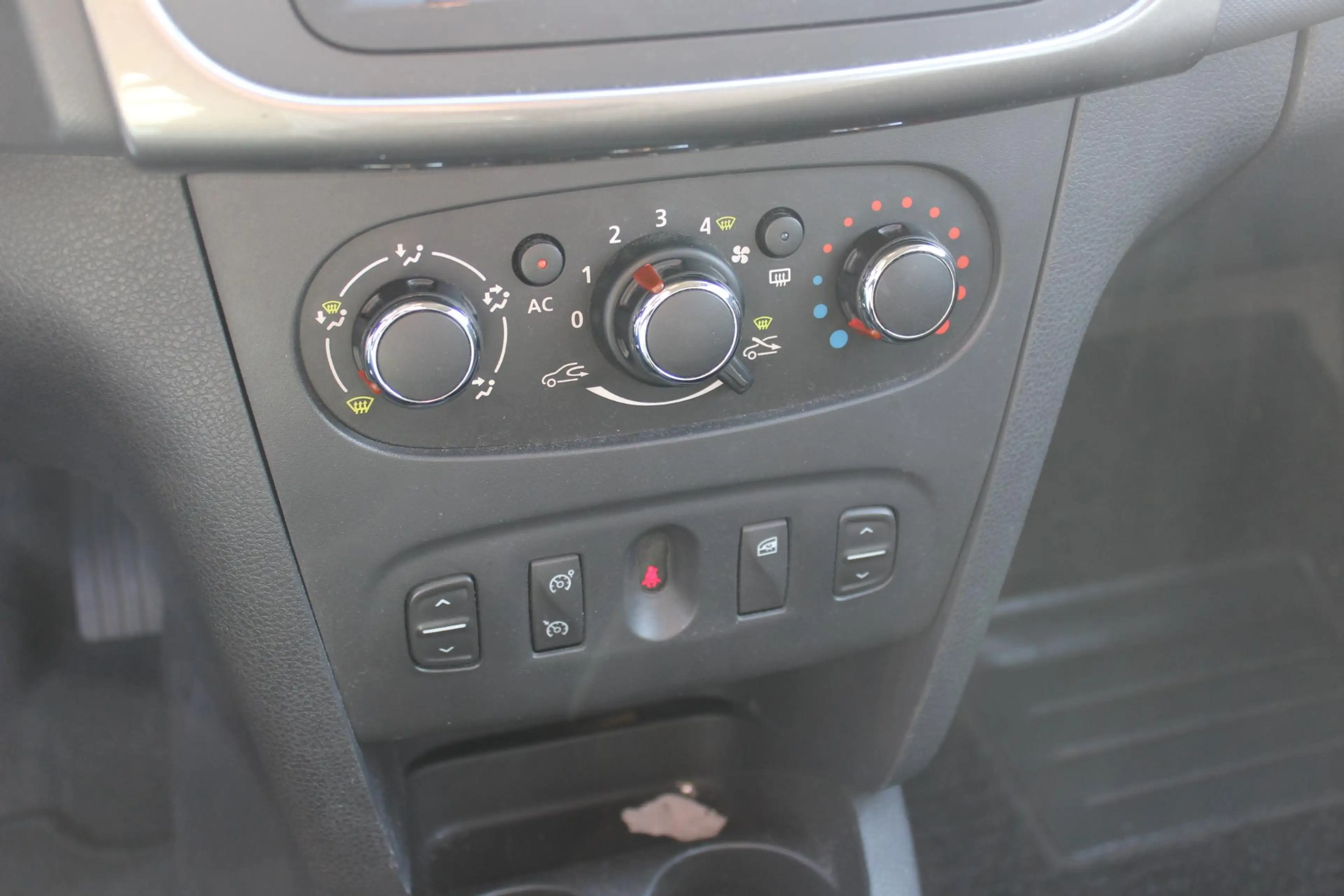 Dacia Logan MCV 0.9 TCe Prestige, Navigatie, Airco! — photo 12