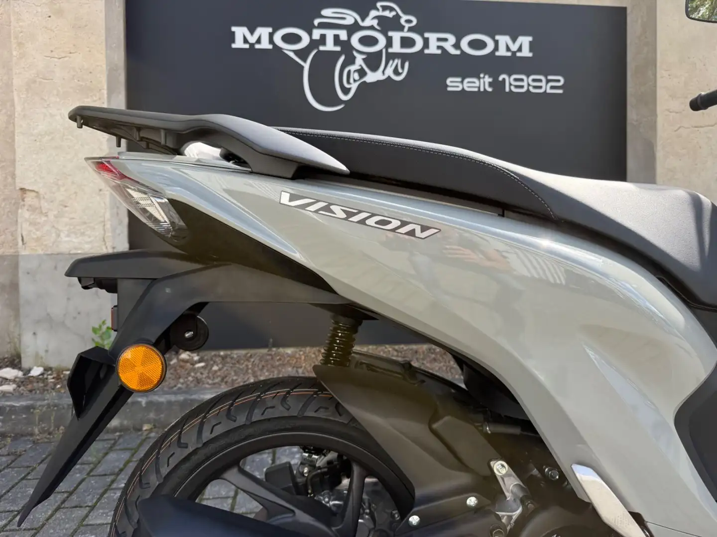 Honda Vision 110 Grau - 2