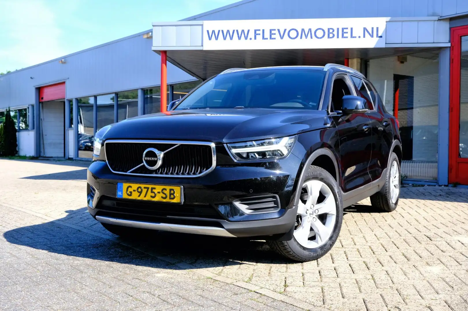 Volvo XC40 1.5 T3 163pk Momentum Pro Aut. Navi|Cam|Half Leder Black - 1