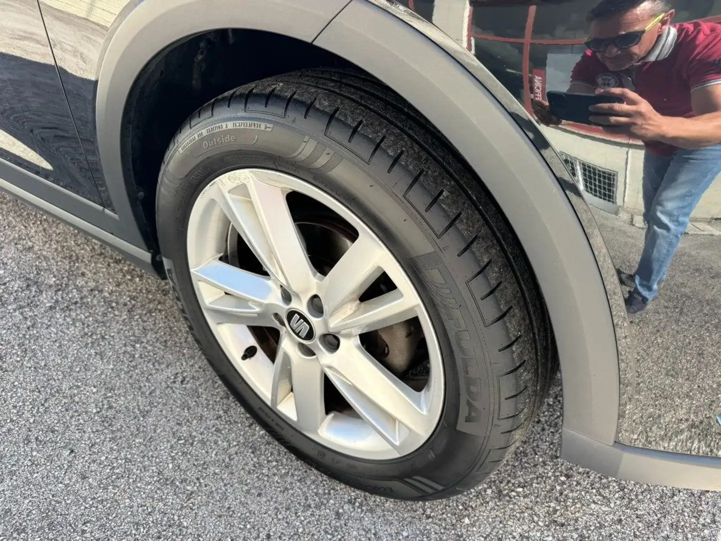 SEAT Arona 1.0 TGI FR 90cv Navigatore Carica Wireless Grigio - 2