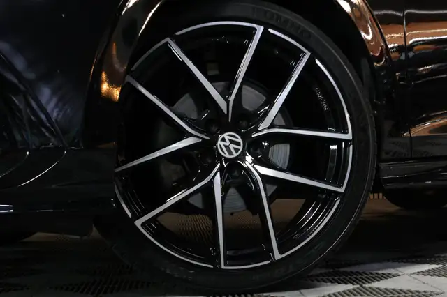 Volkswagen Golf view 4