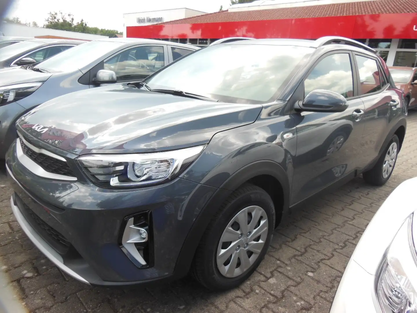 Kia Stonic 1.2 DPI Comfort Grau - 2