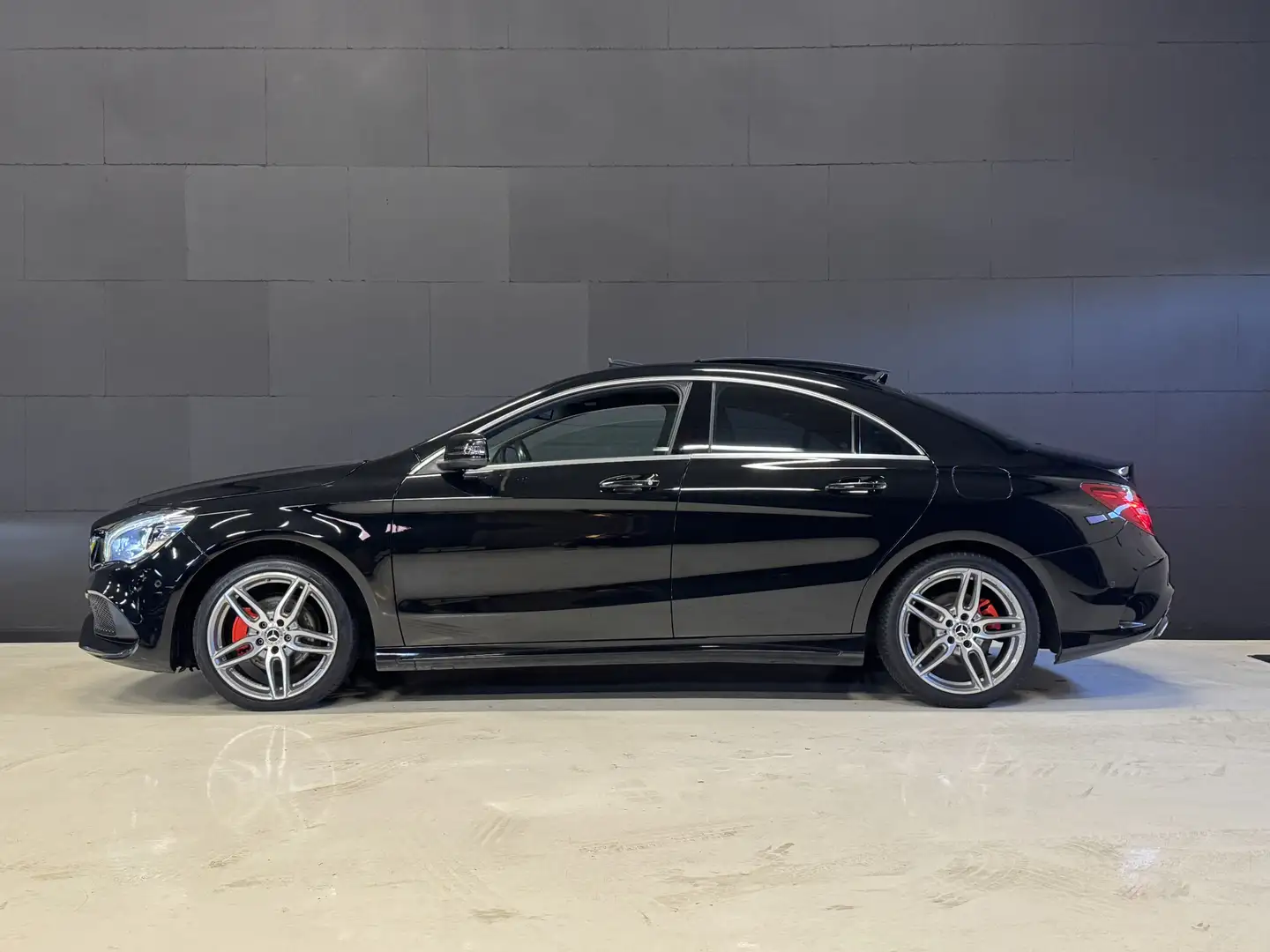 Mercedes-Benz CLA 180 Business Solution AMG Automaat | Panoramadak | Ful Noir - 2