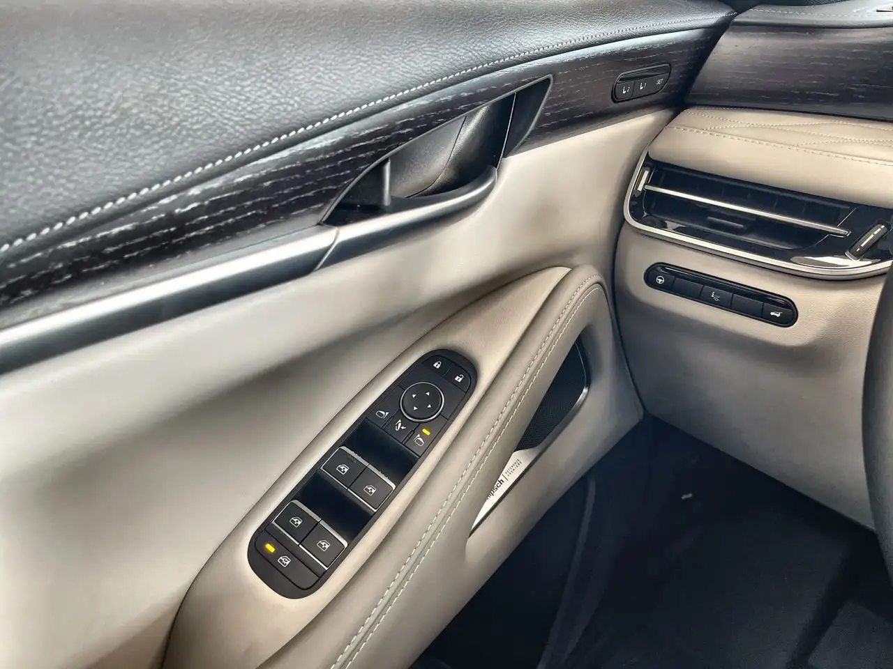Infiniti QX60 снимка Infiniti QX60