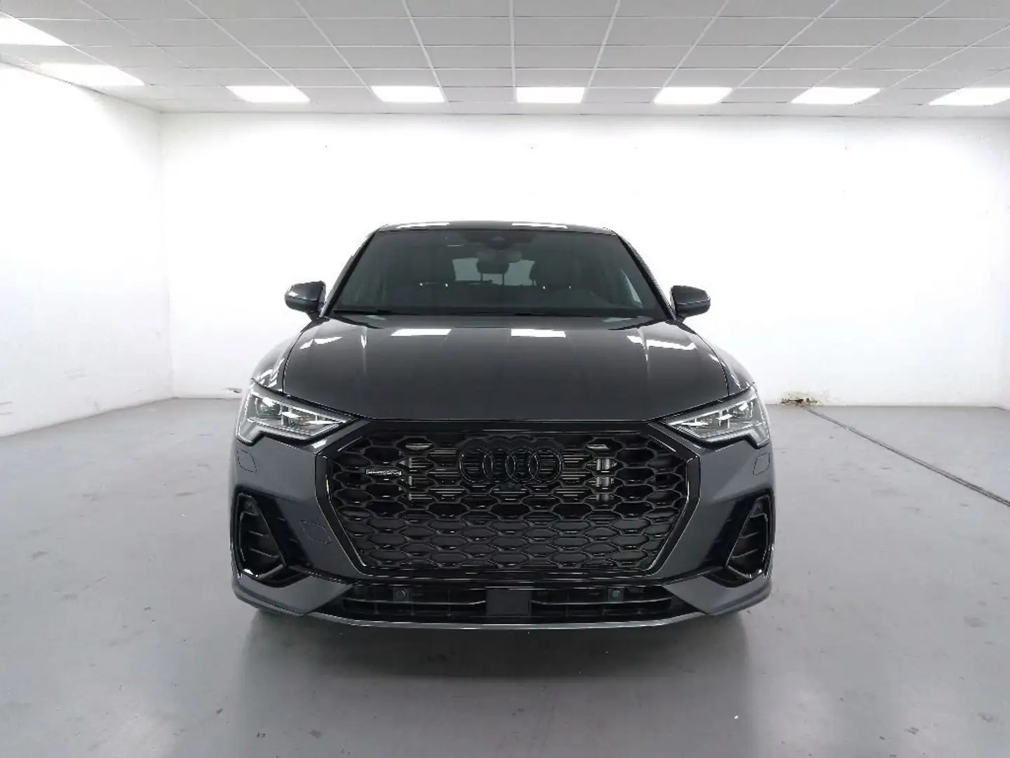 Audi Q3 Sportback 40 2.0 tdi Identity Black quattro 193cv Grijs - 2