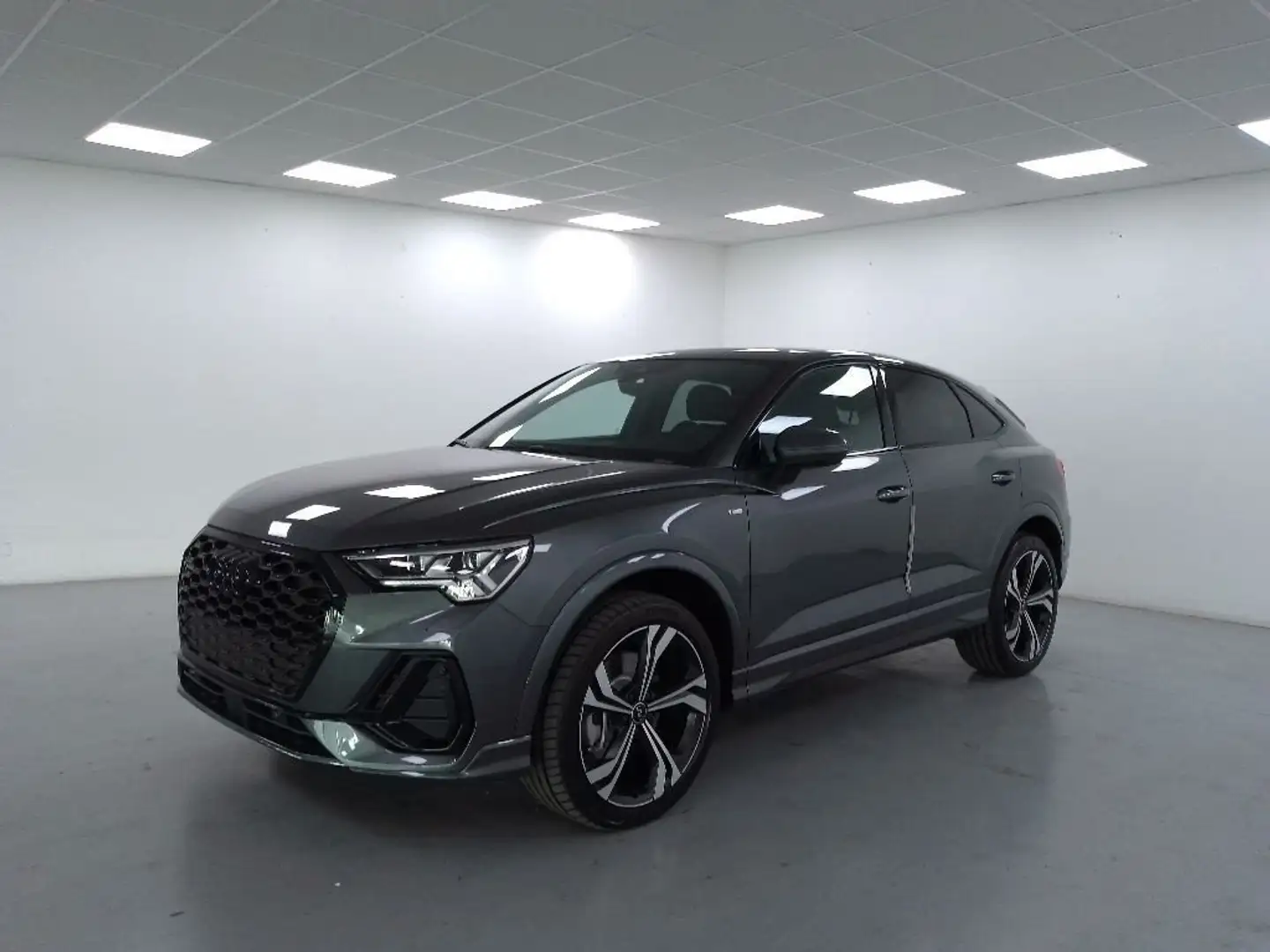 Audi Q3 Sportback 40 2.0 tdi Identity Black quattro 193cv Grijs - 1