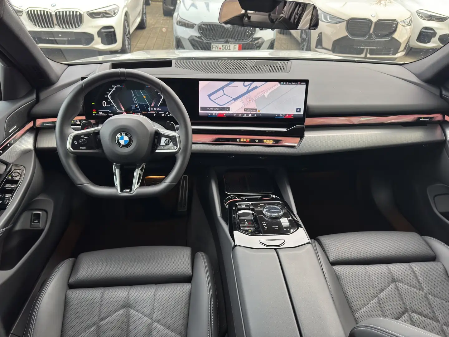 BMW 520 d xDrive Limousine M Sport H&K 360° Glasdach Weiß - 2