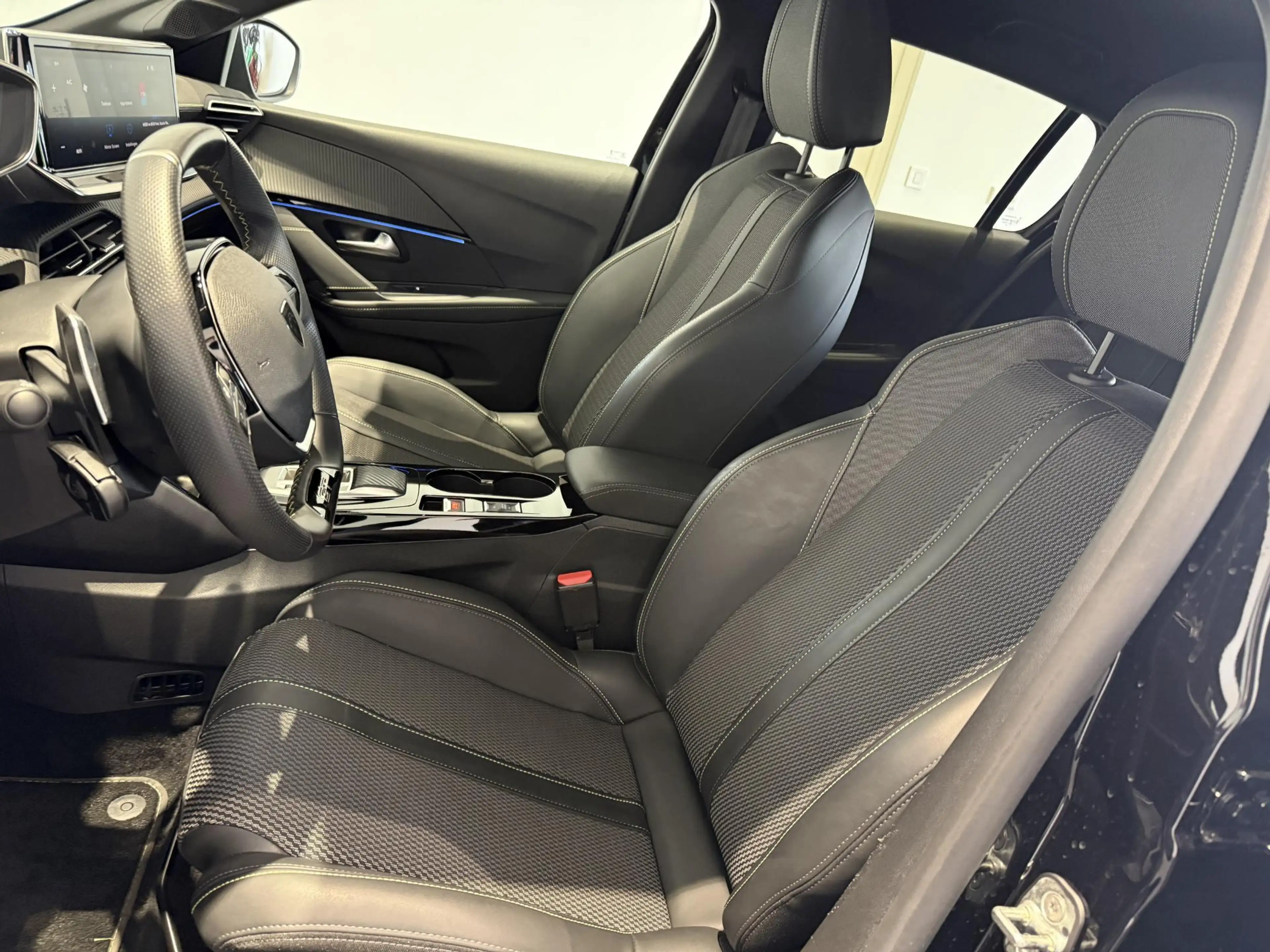 Peugeot 208 1.2 Hybrid 110 e-DCS6 GT l Camera l Navi l Parkeer — photo 9