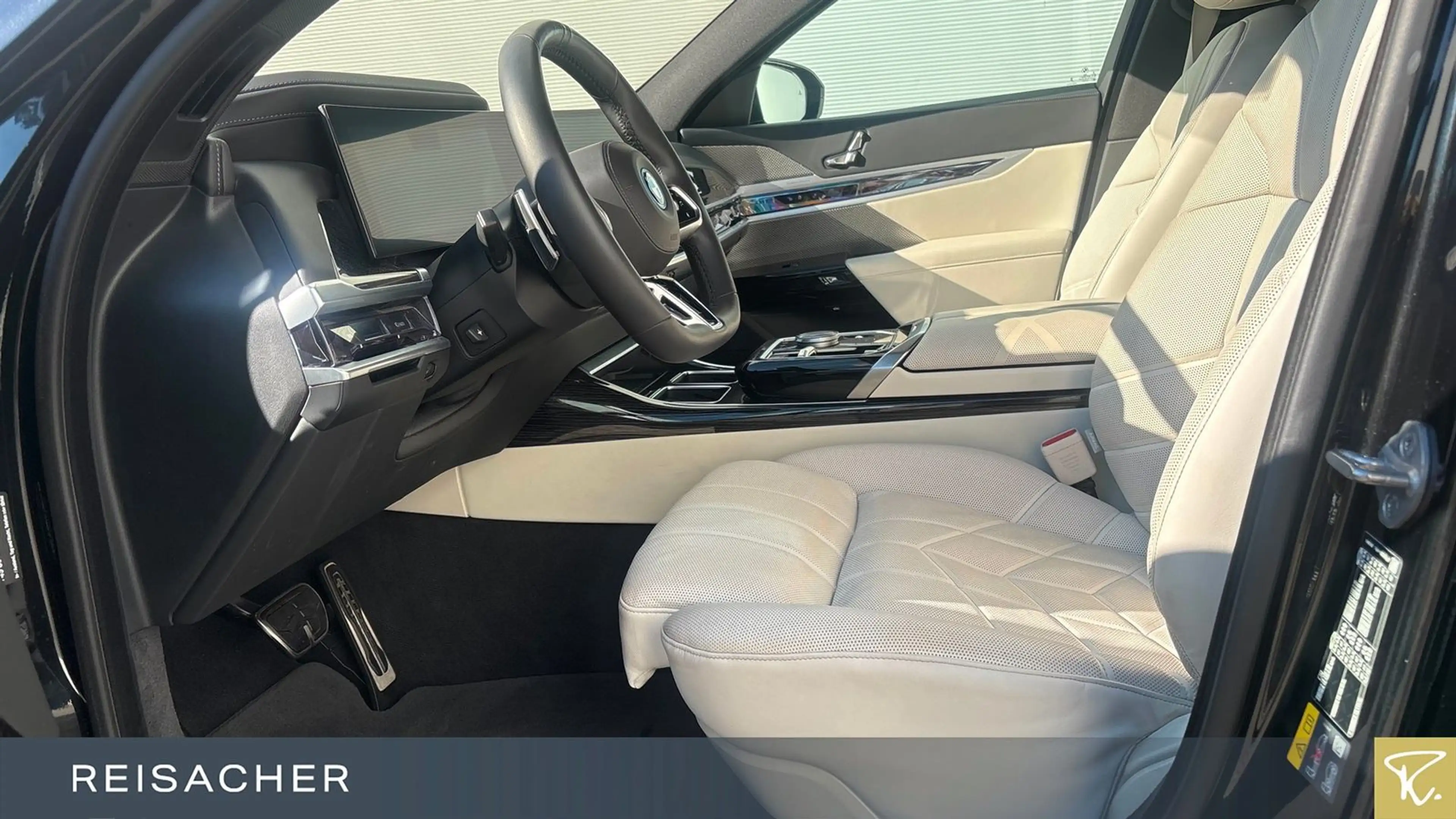 BMW i7 xDive60 M Sport Pro,Executive Lounge — photo 4