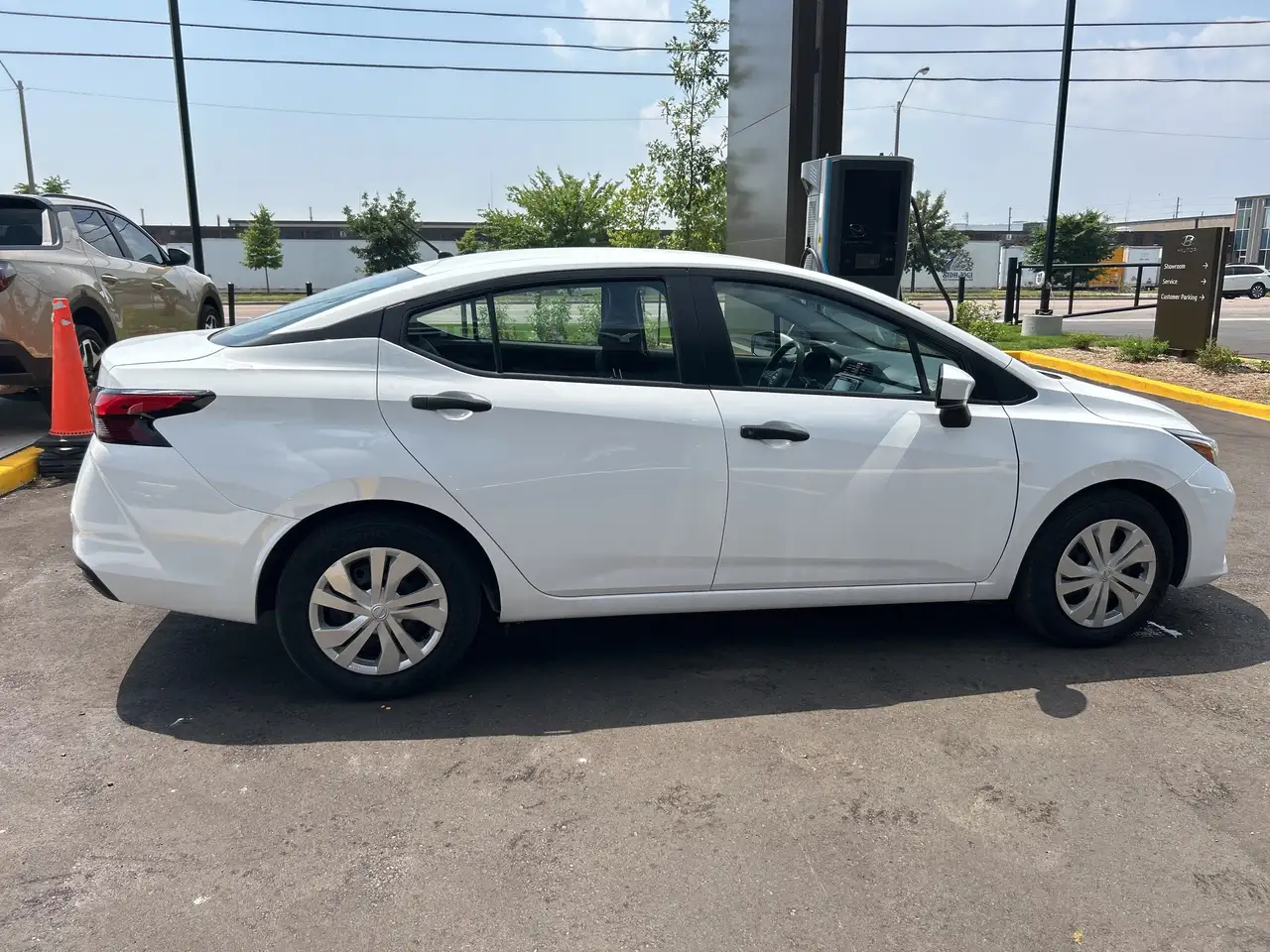 Nissan Versa снимка Nissan Versa