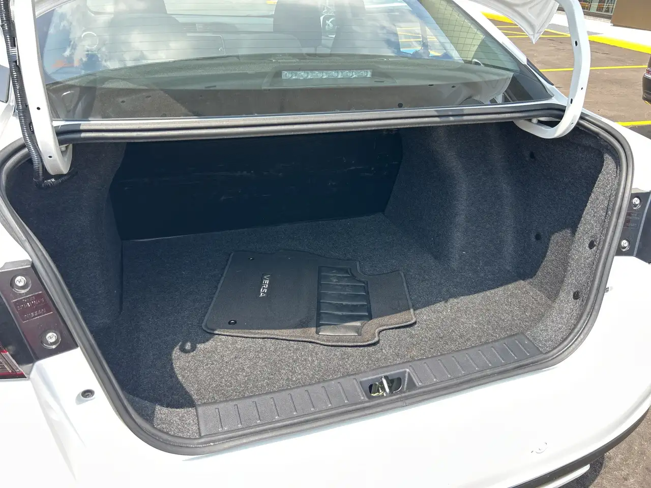 Nissan Versa снимка Nissan Versa