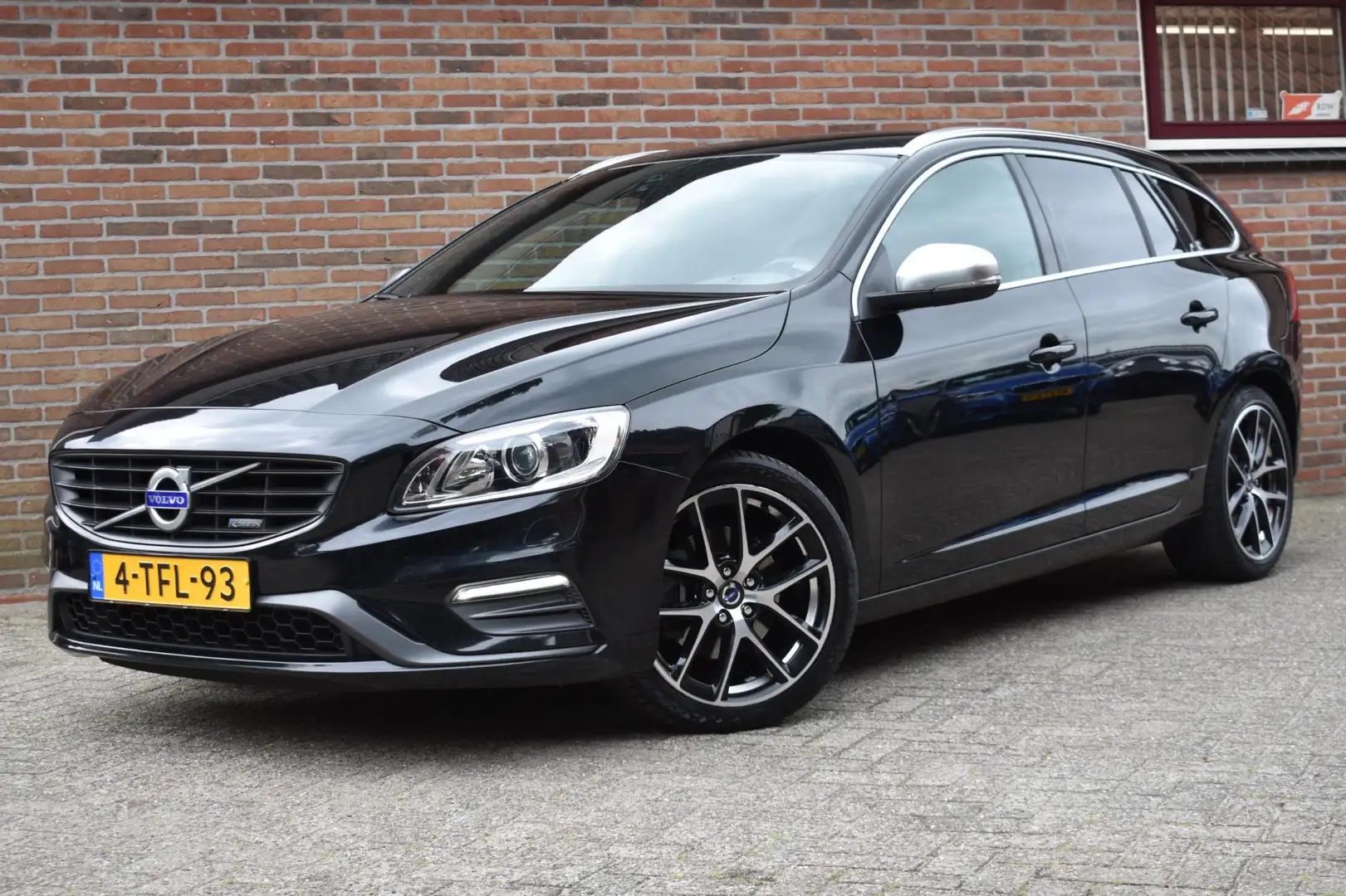 Volvo V60 1.6 T3 R-Design '14 Xenon Clima Navi Cruise Inruil Noir - 1
