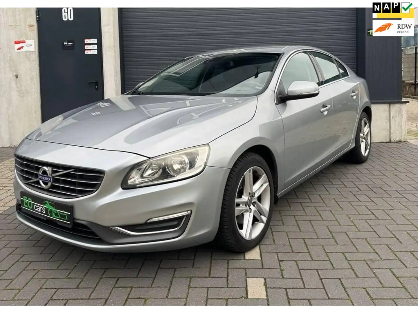 Volvo S60 1.6 D2 Momentum facelift nieuwe APK Grijs - 1