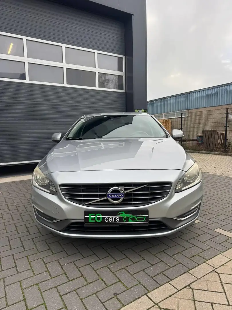 Volvo S60 1.6 D2 Momentum facelift nieuwe APK Grijs - 2