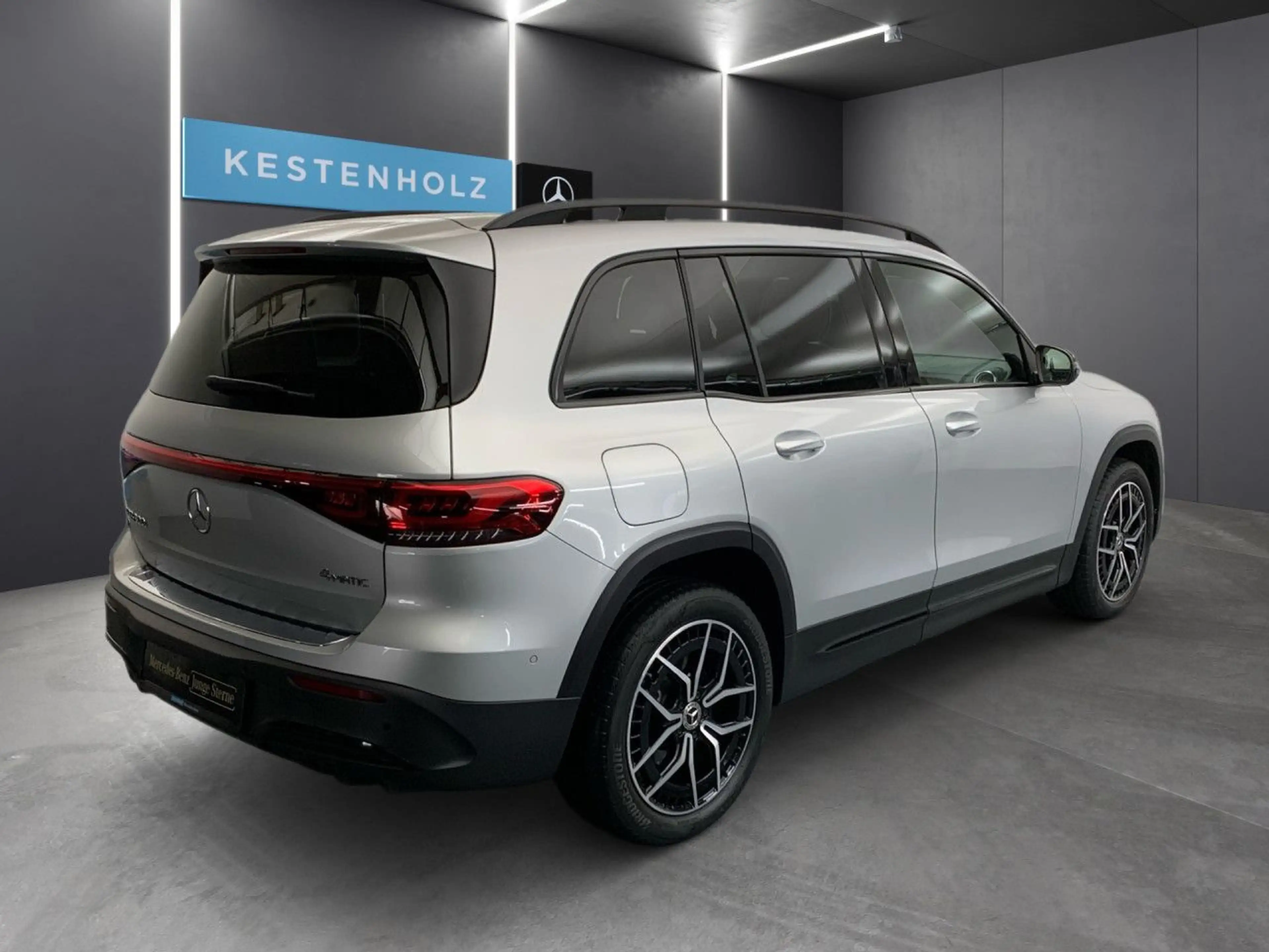Mercedes-Benz EQB 300 4Matic AMG Distr+ LED Night Kamera PTS — photo 5