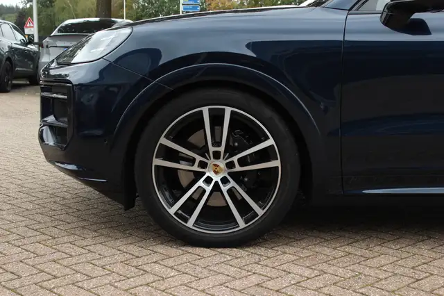 Porsche Cayenne view 8