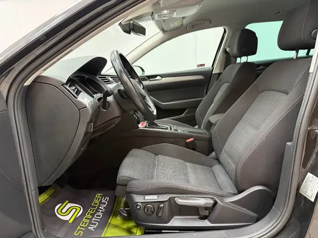 Volkswagen Passat view 10