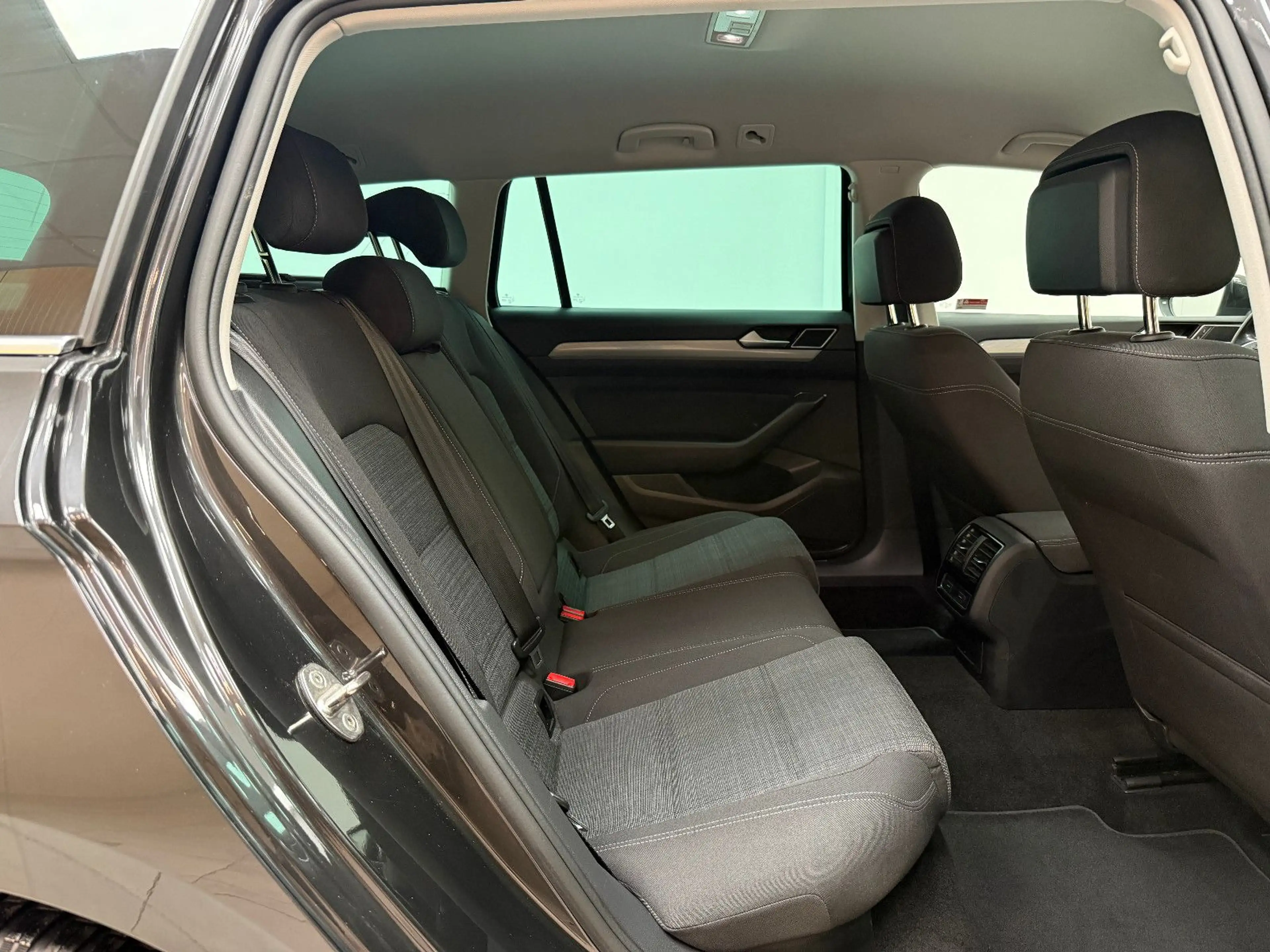 Volkswagen Passat Variant 1.5 / ACC / AHK / LED / — photo 13