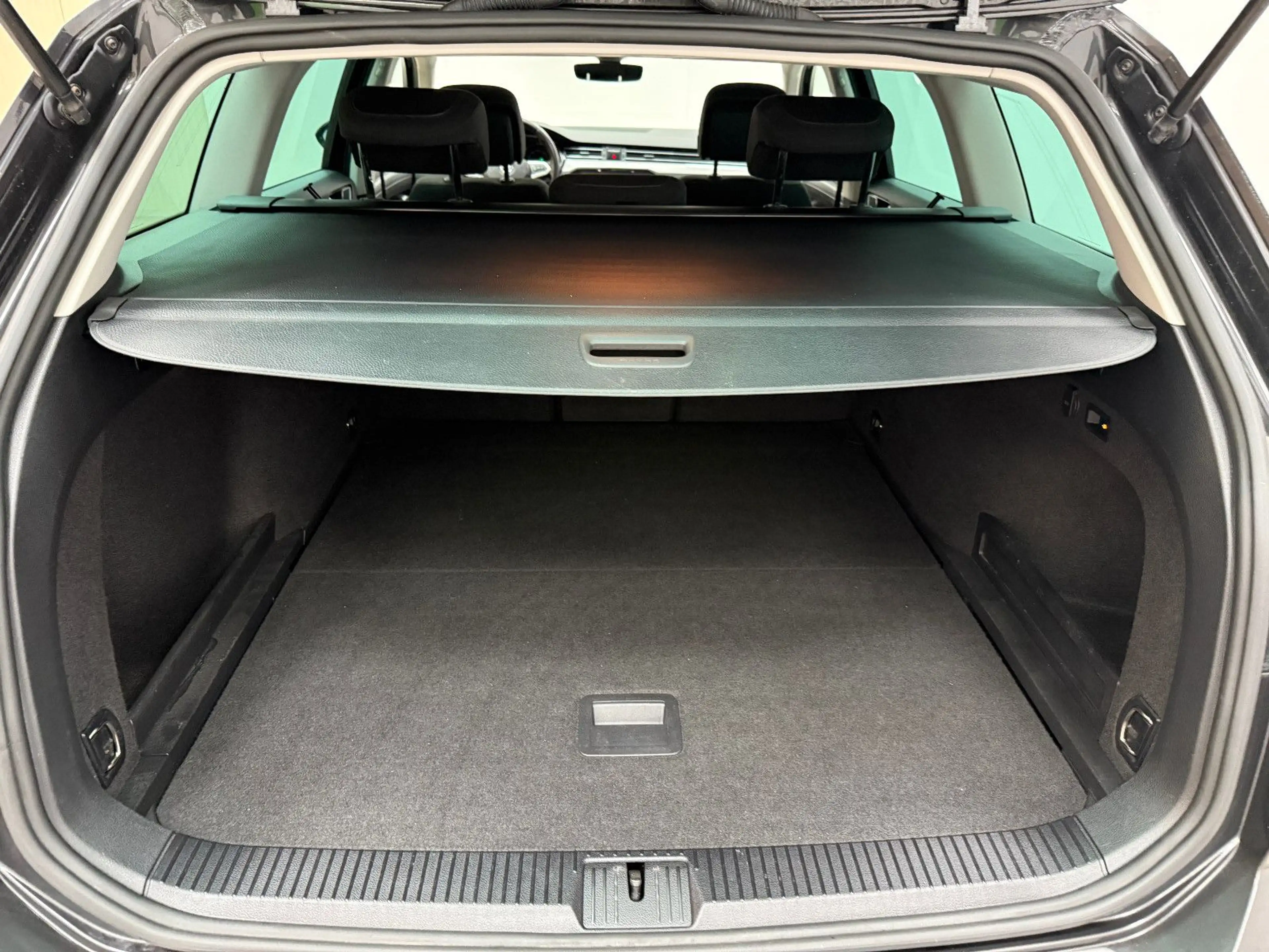 Volkswagen Passat Variant 1.5 / ACC / AHK / LED / — photo 15